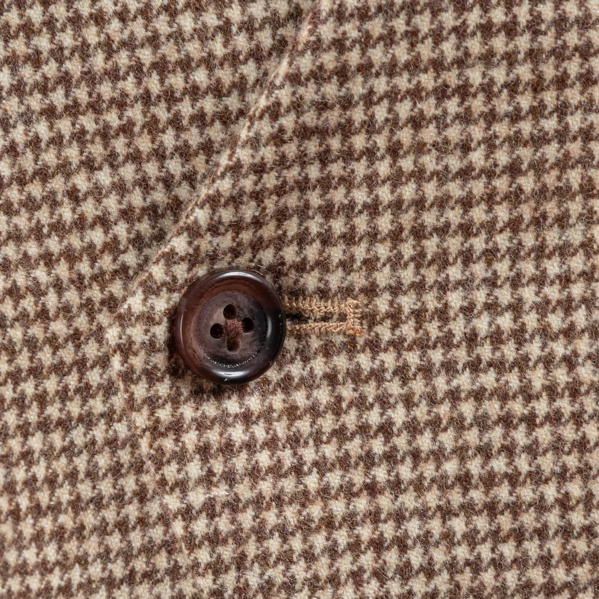 Fox Brothers ecru roast brown houndstooth flannel stof textuur knoop detail close-up