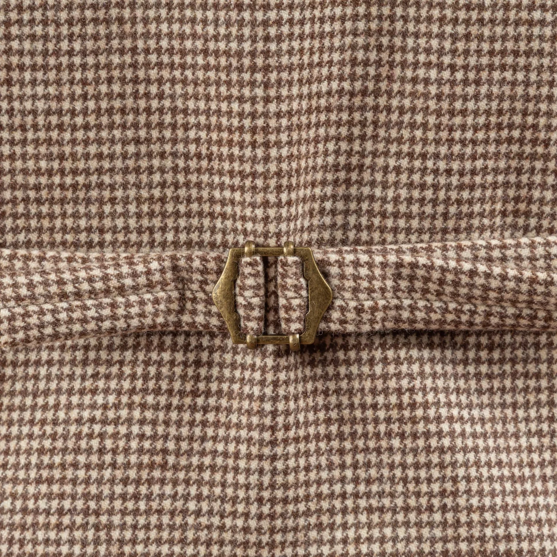 Gesp detail rugpand Fox Brothers ecru houndstooth gilet asymmetrisch bespoke close-up