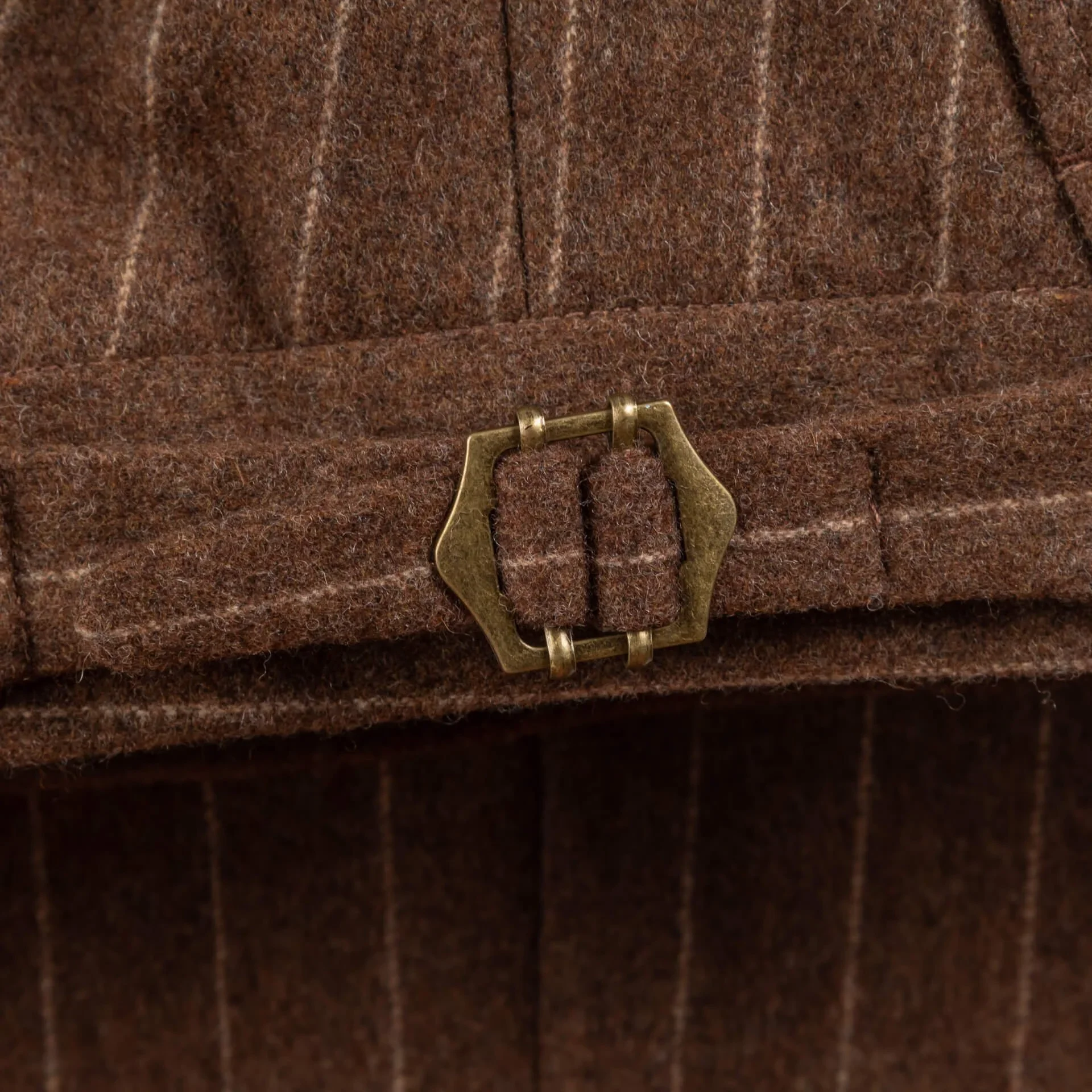 Buckle zijtrekker broekband detail Fox Brothers caramel chalk stripe pantalon bespoke close-up