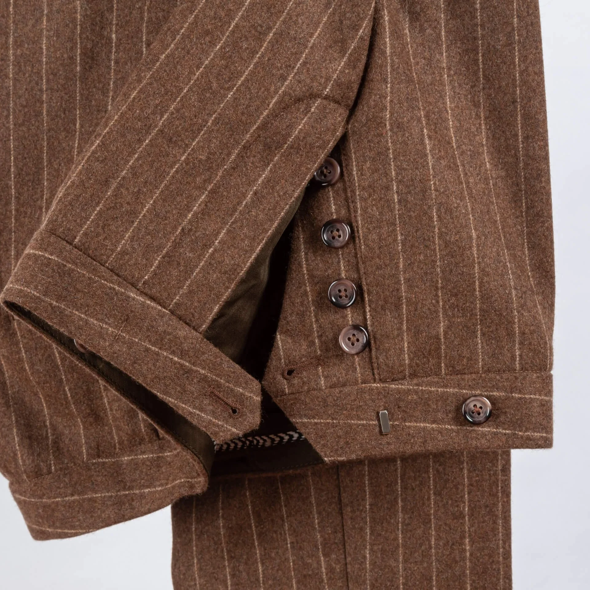 Knopen in de rits detail Fox Brothers caramel chalk stripe pantalon