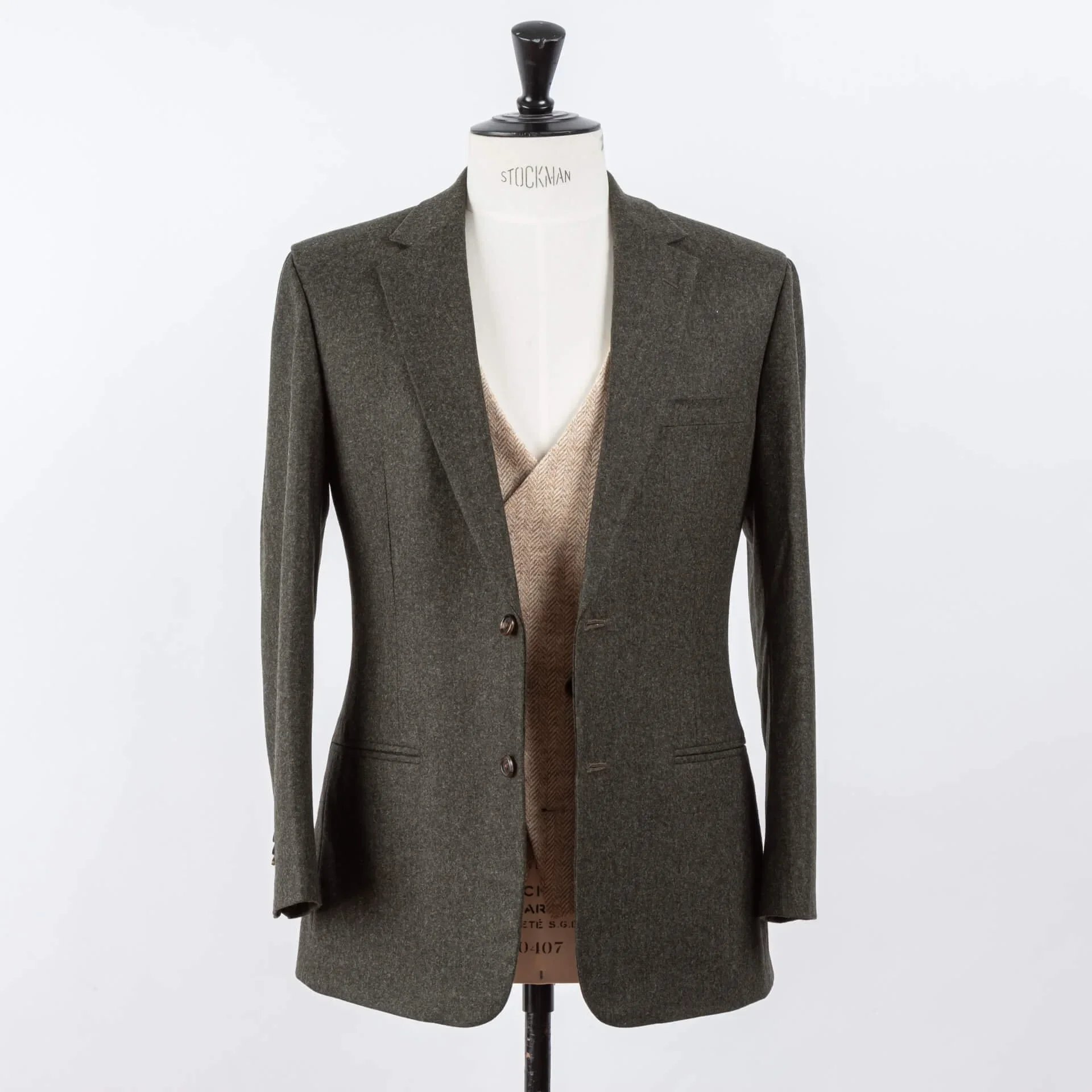 Forest green flannel colbert open gedragen met zichtbaar light sand herringbone gilet eronder