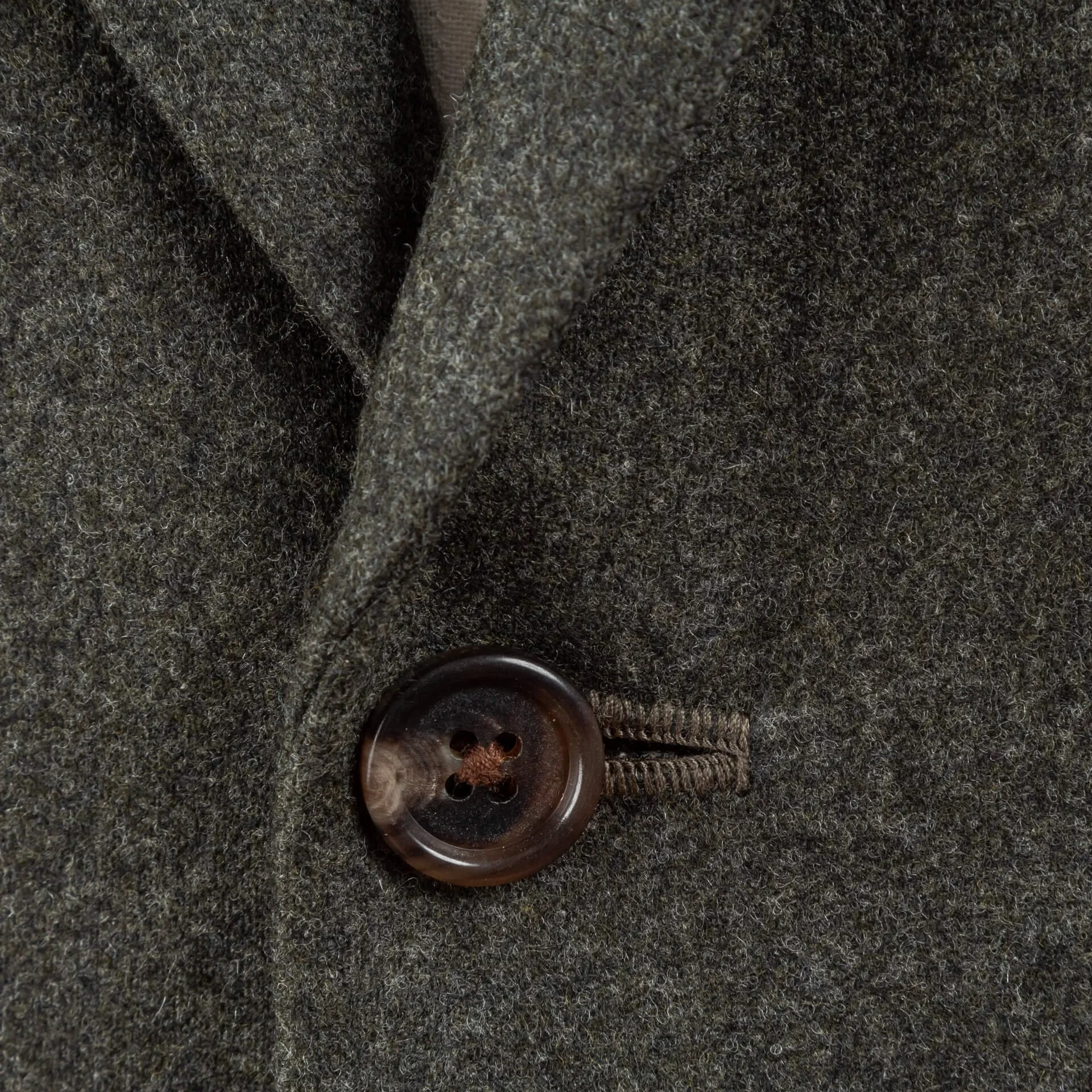 Bruine hoornen knoop op forest green flannel colbert, natuurlijk materiaal met unieke tekening