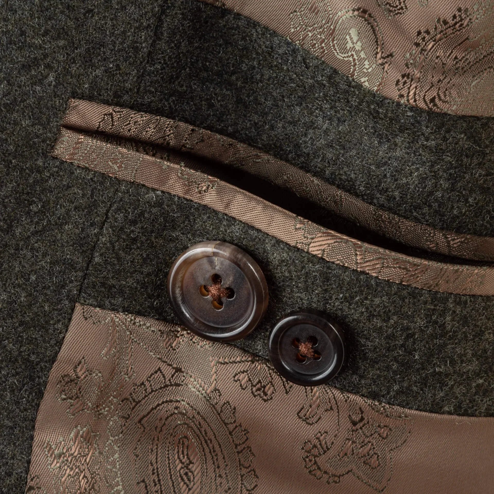 Binnenzak detail met taupe paisley voering en bruine hoornen knopen op forest green flannel