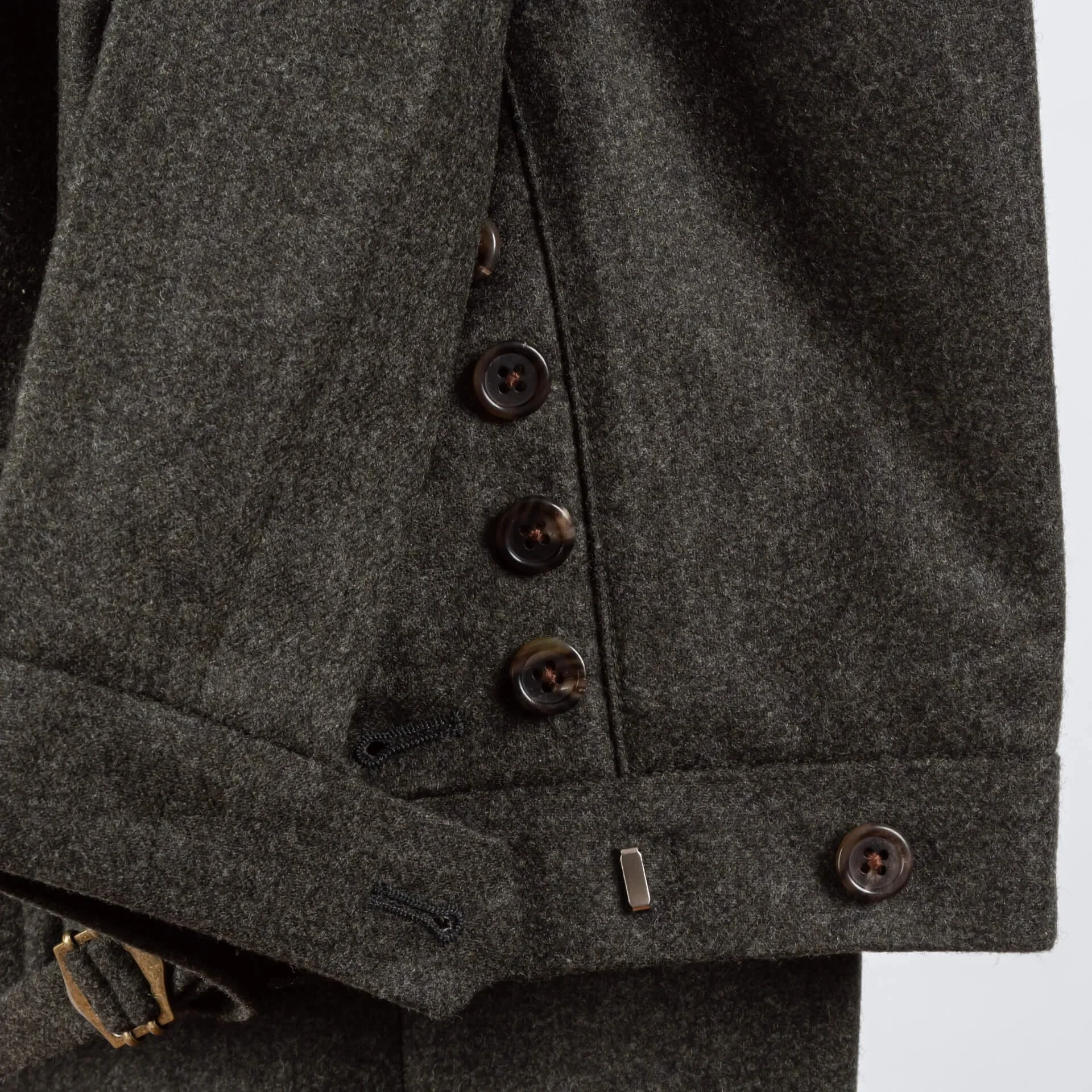 Gulpsluiting met bruine hoornen knopen op forest green flannel broek