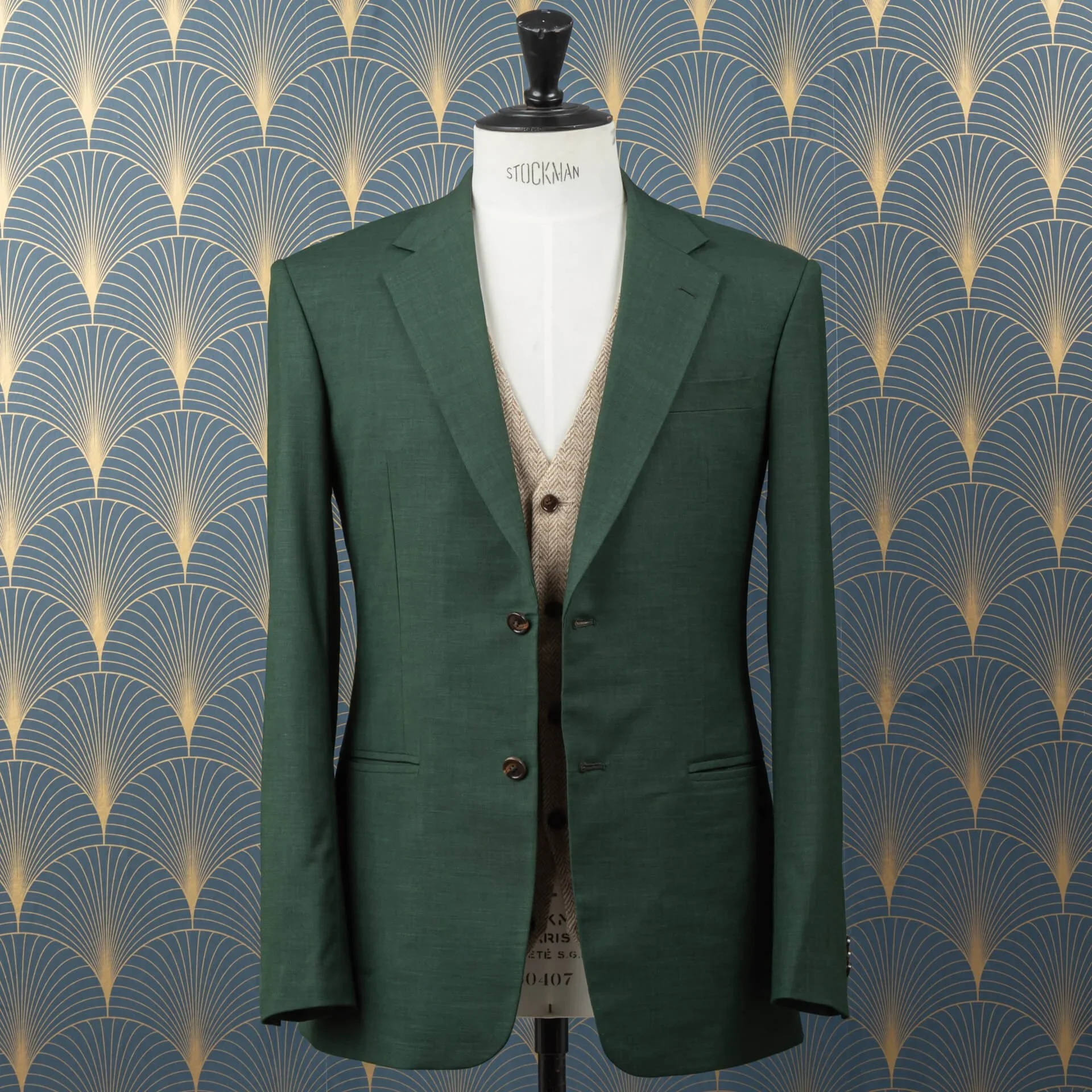 Compleet driedelig op maat gemaakt trouwpak in saffiergroene merino wol sharkskin met light sand herringbone tweed gilet, tweeknoops colbert met rechte zakken en donkerbruine hoornen knopen