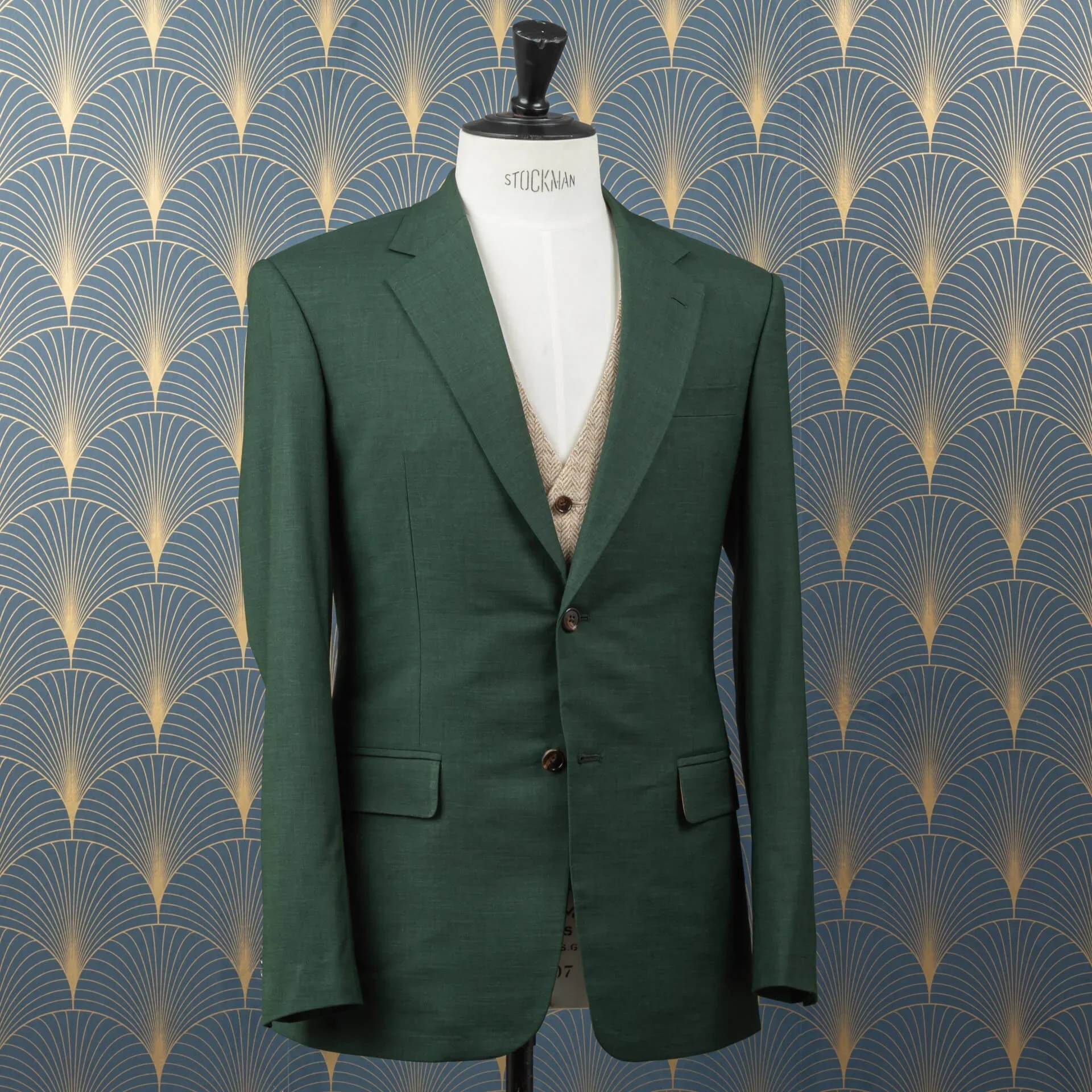 Op maat gemaakt driedelig trouwpak in saffiergroene merino wol sharkskin met klepzakken, light sand herringbone tweed gilet zichtbaar, tweeknoops model met notch lapel