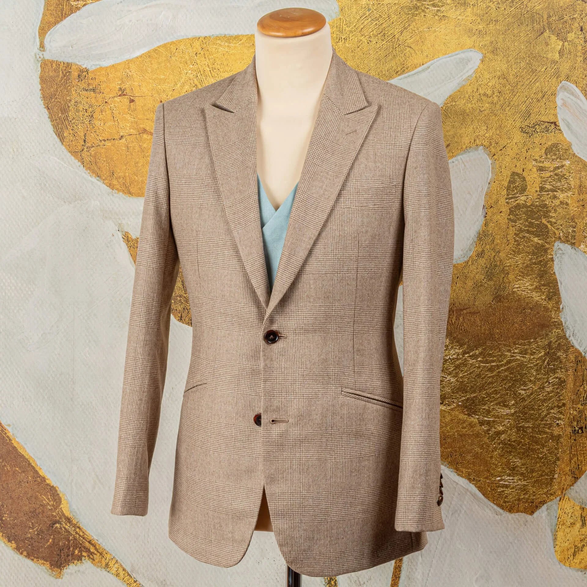 Handgemaakt trouwpak colbert in camel check flannel met karakteristieke peak lapels en schuine paspelzakken
