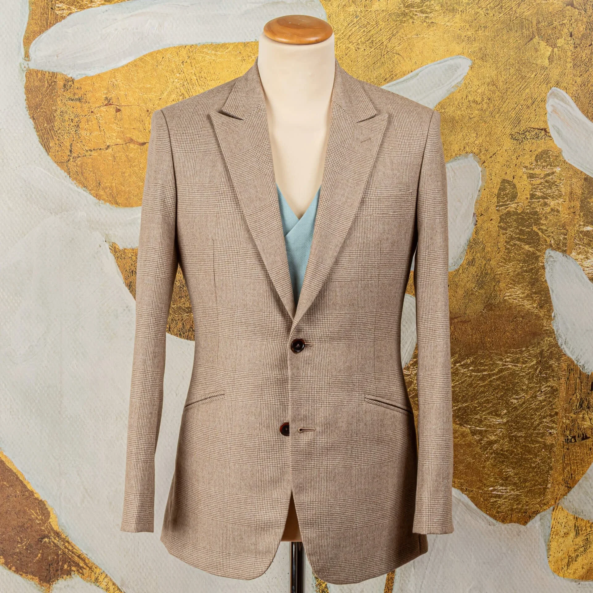 Bespoke trouwpak colbert in camel check worsted flannel van Fox Brothers met peak lapels en blauw linnen gilet, vooraanzicht op paspop