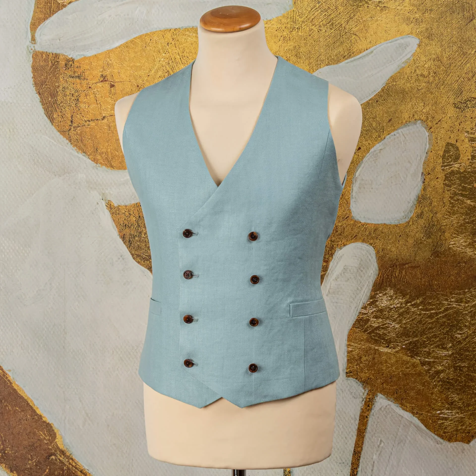 Vooraanzicht van double-breasted gilet in duck egg blue Iers linnen van Fox Brothers, reversloze halsuitsnijding