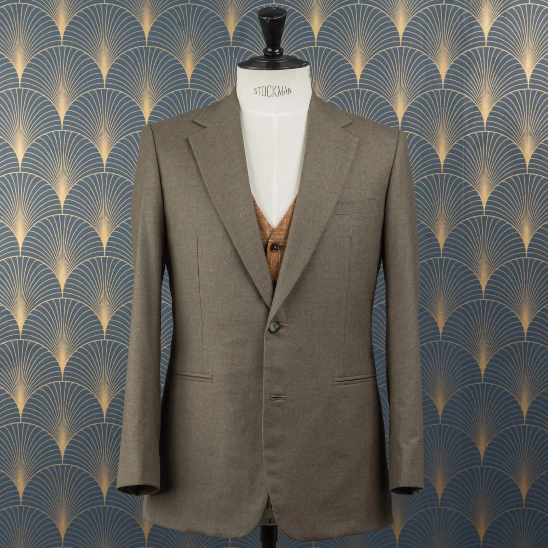 Driedelig maatpak in oatmeal worsted flannel met fawn/goud tweed gilet met windowpane ruit, getoond op Stockman paspop