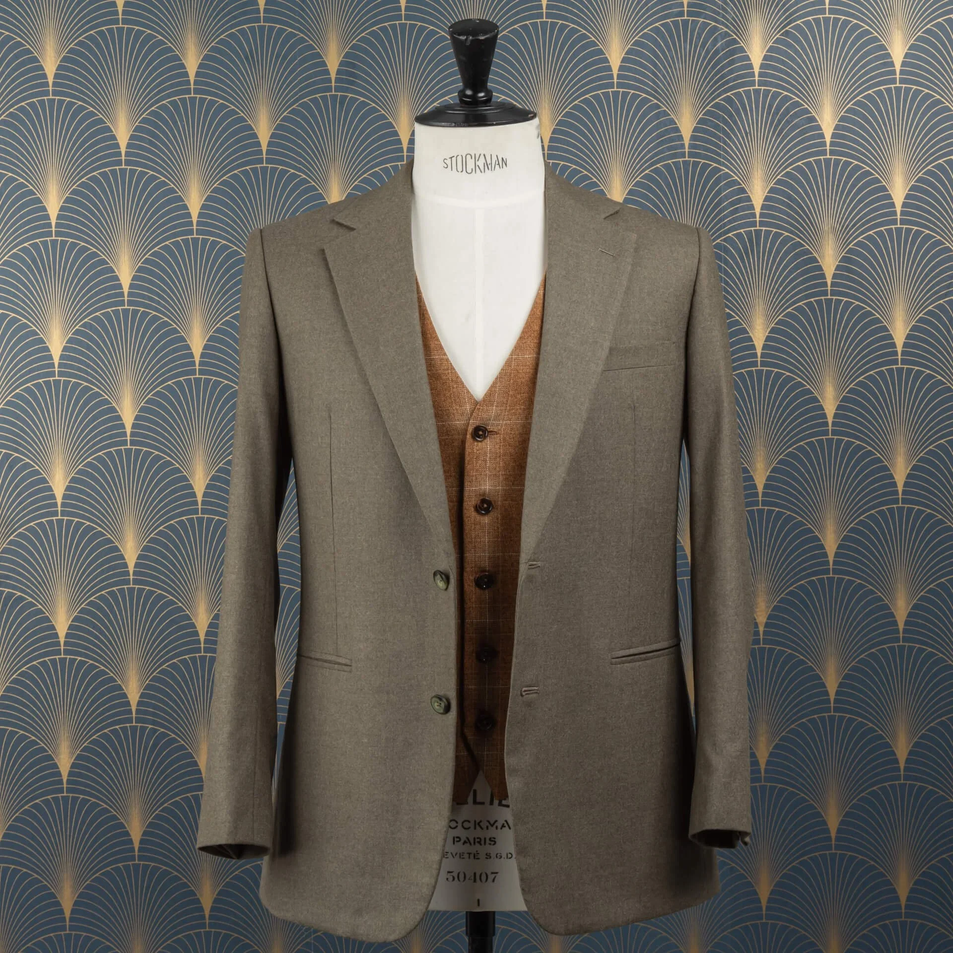 Volledig vooraanzicht oatmeal worsted flannel pak met 5-knoops fawn tweed gilet op Stockman paspop