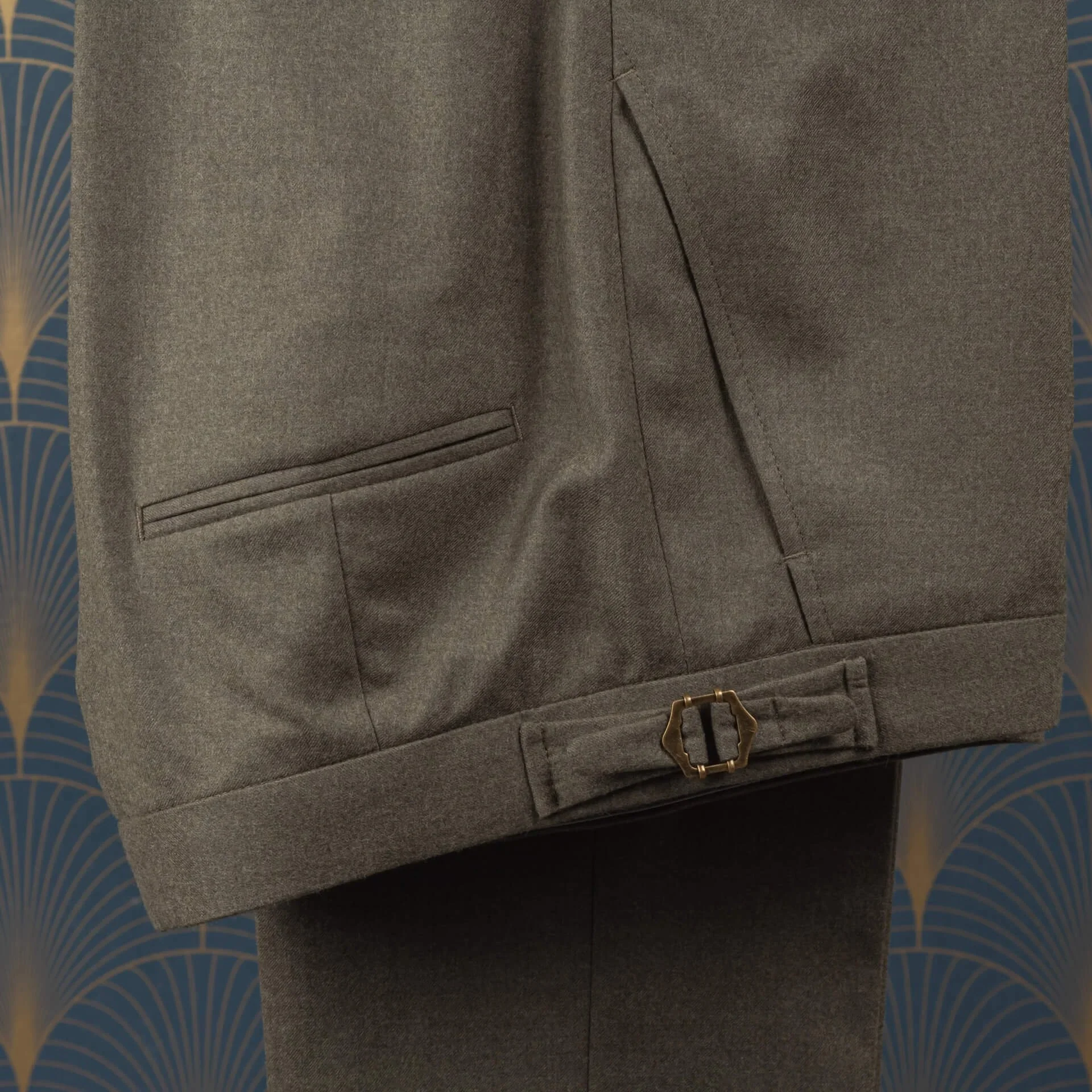 Fawn/goud tweed gilet met pearl check patroon, gedragen zonder colbert op Stockman paspop