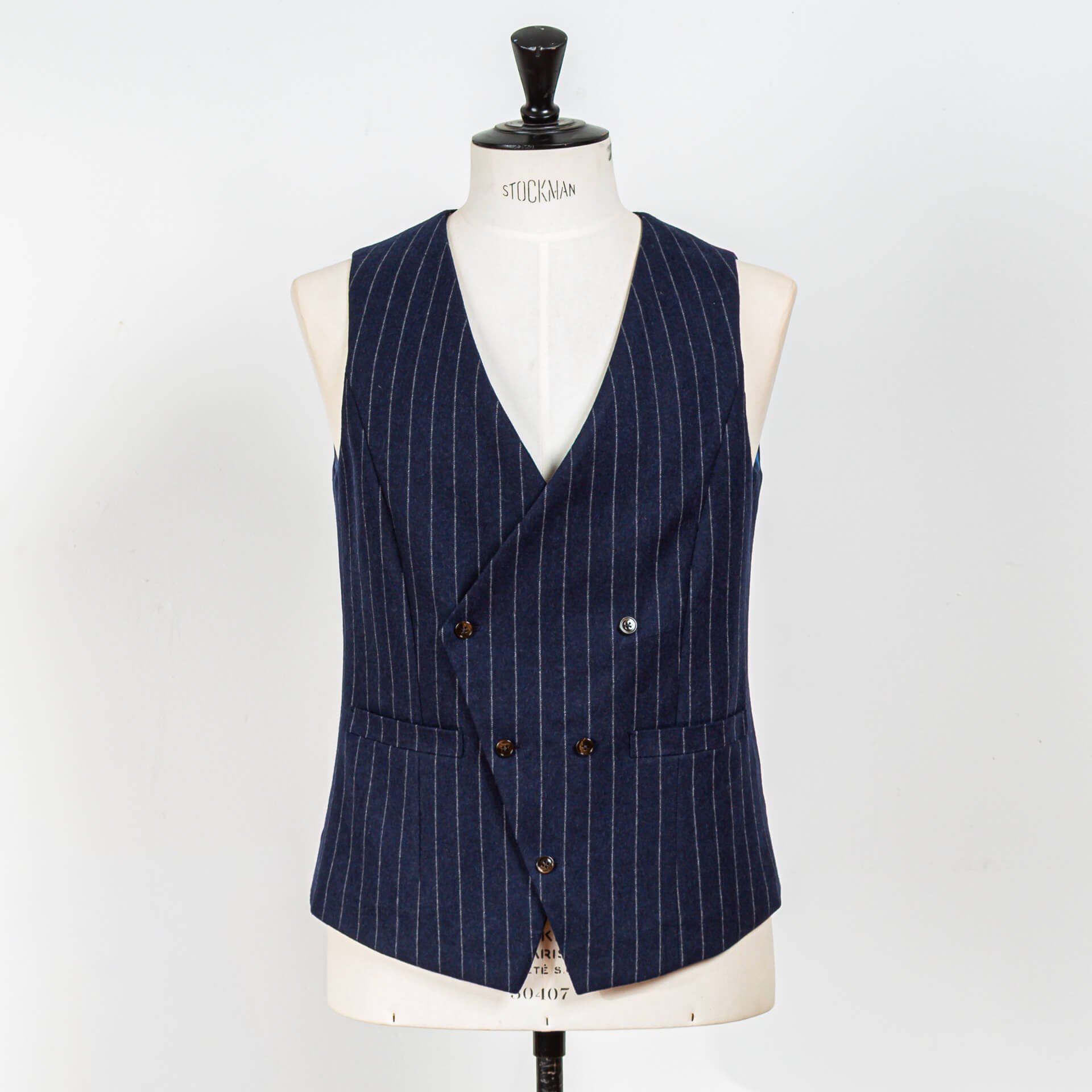 Navy krijtstreep asymmetrisch double-breasted gilet zonder revers in wol-kasjmier flannel met bruine hoornen knopen, volledig vooraanzicht