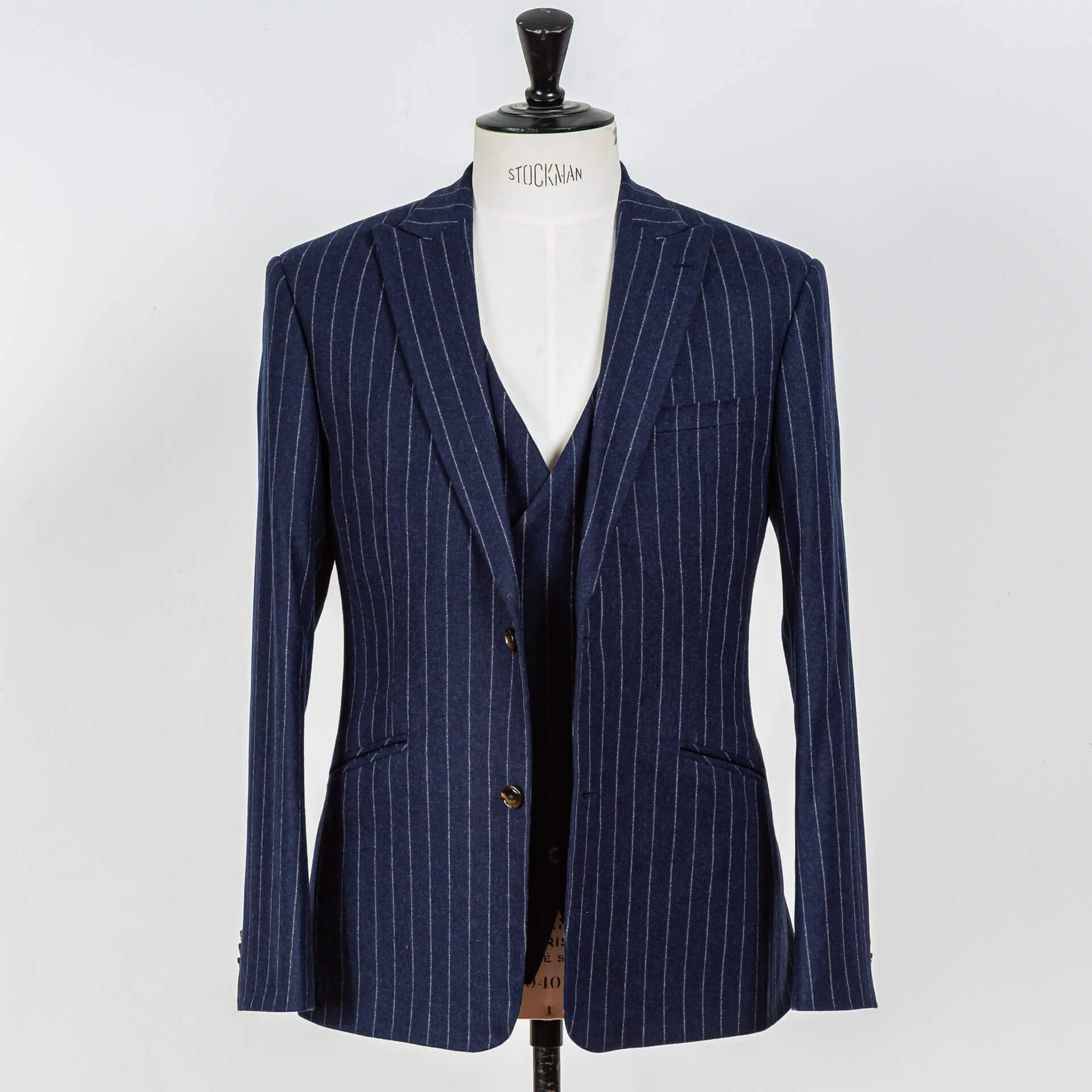 Navy krijtstreep driedelig trouwpak met colbert, asymmetrisch double-breasted gilet en pantalon in wol-kasjmier flannel, volledig vooraanzicht