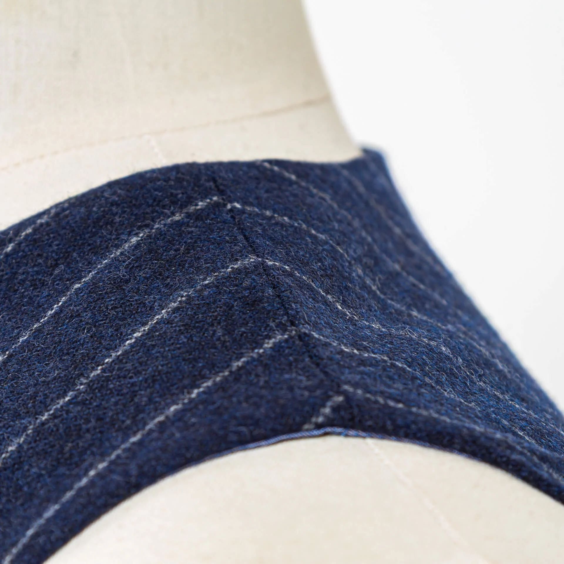 Close-up van gilet schouderpartij met doorlopende krijtstreep flannel stof, geen goedkope voeringsstof op de rug