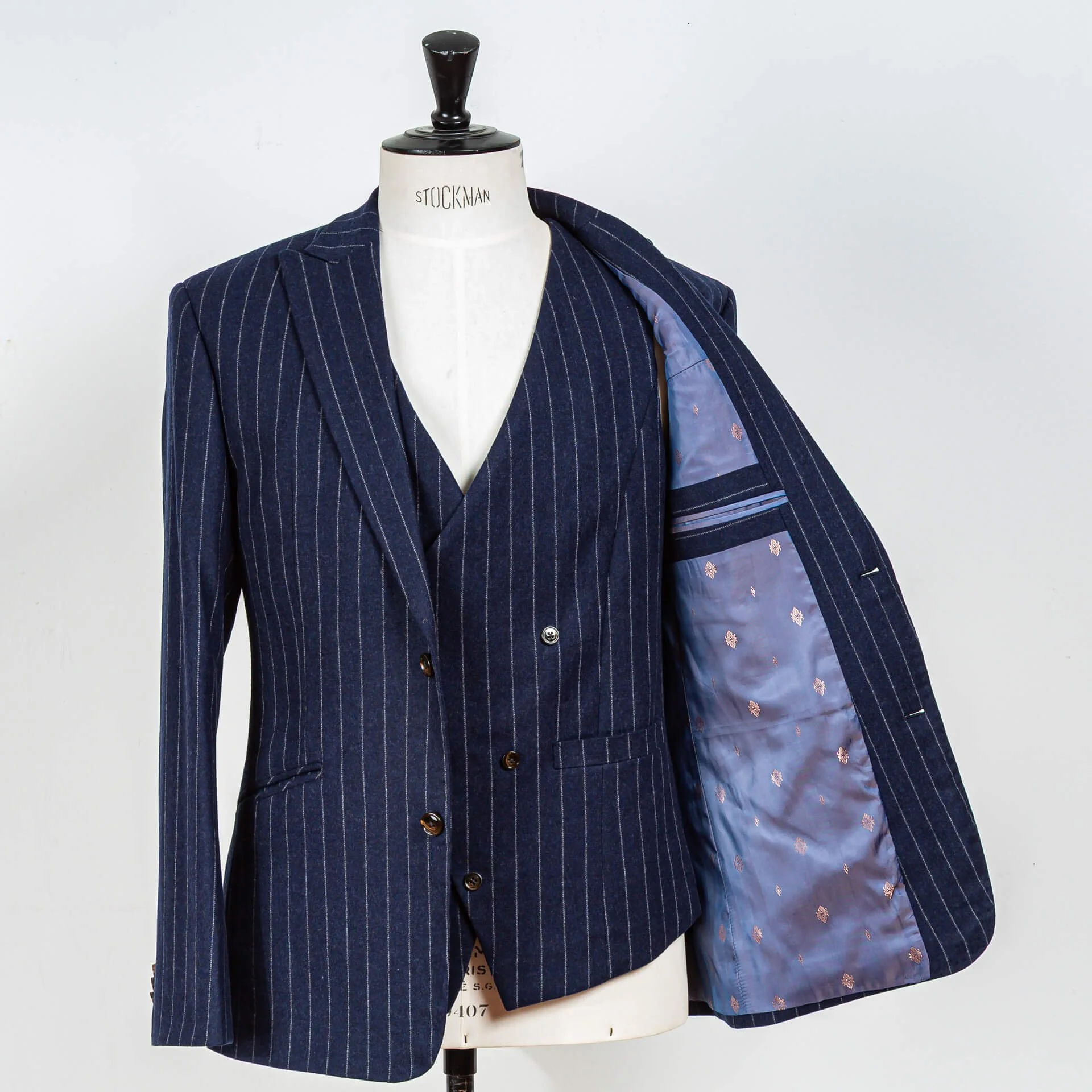 Navy krijtstreep flannel colbert geopend toont lichtblauwe zijden voering met paisley motief en binnenzakken