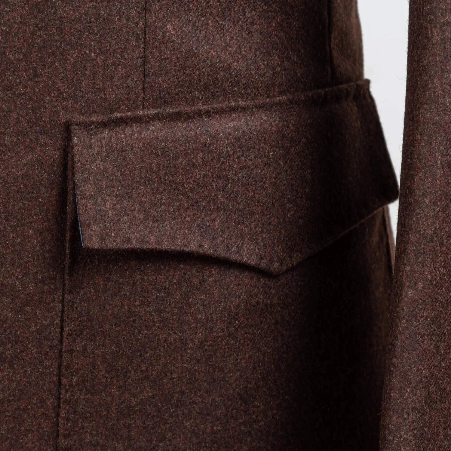 Close-up van klepzakken op bruin flannel colbert