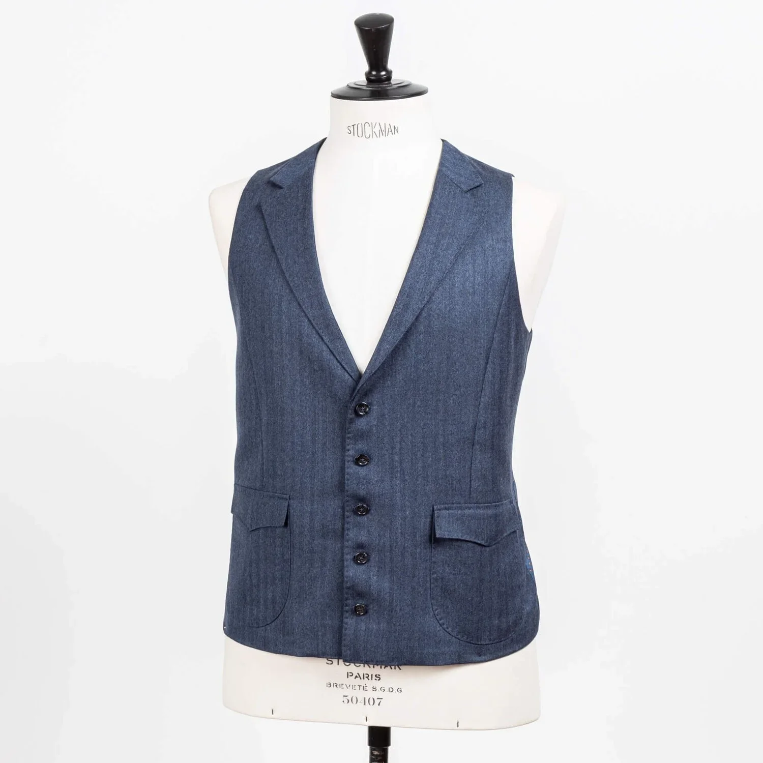 Denim blauw herringbone gilet met notch lapels, driekwart aanzicht