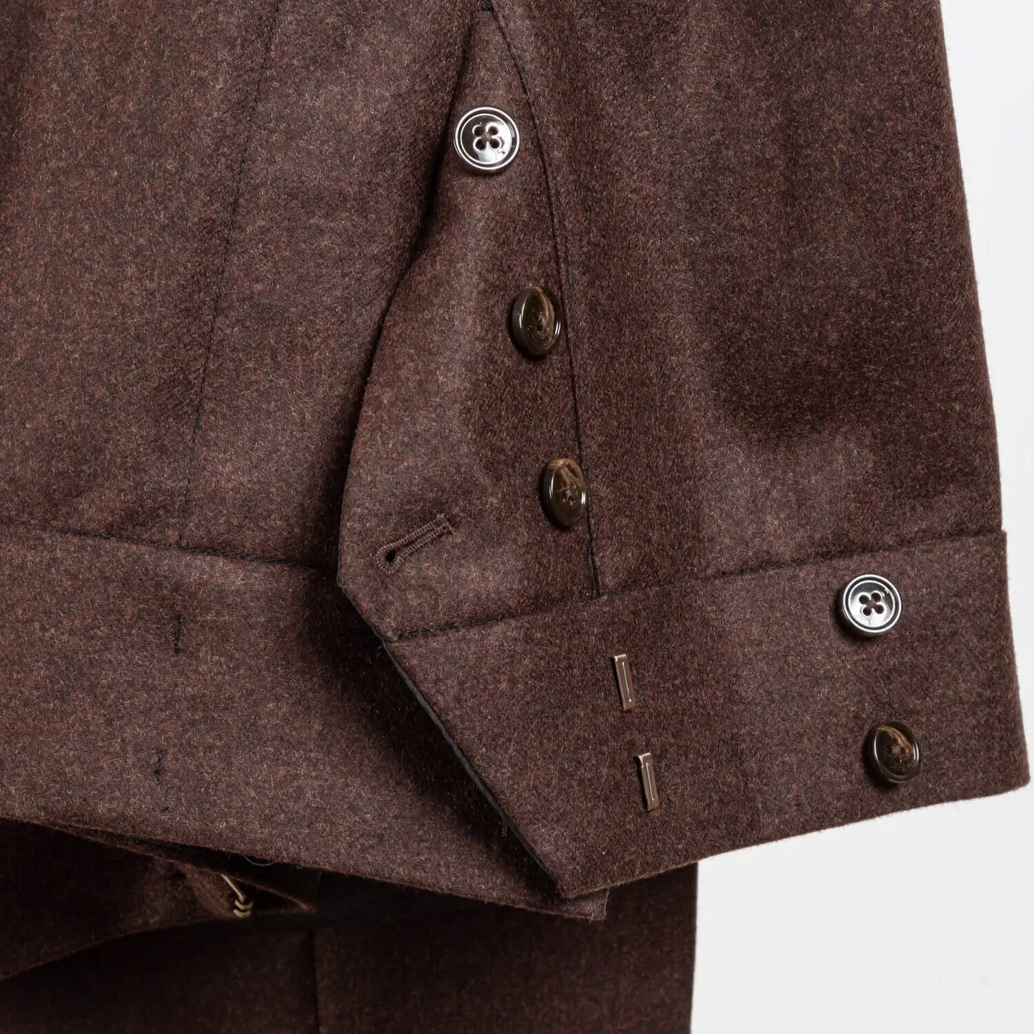 Detail van knoopgulp en fishtail broekband op bruin flannel vintage broek