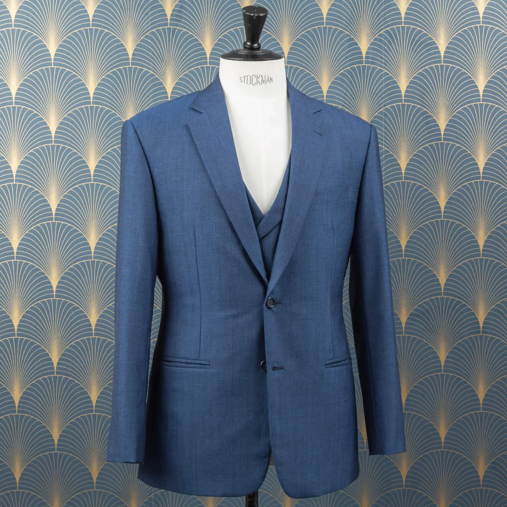 Blauw maatpak met twee-knoops colbert en double-breasted gilet, driekwart zijaanzicht op paspop