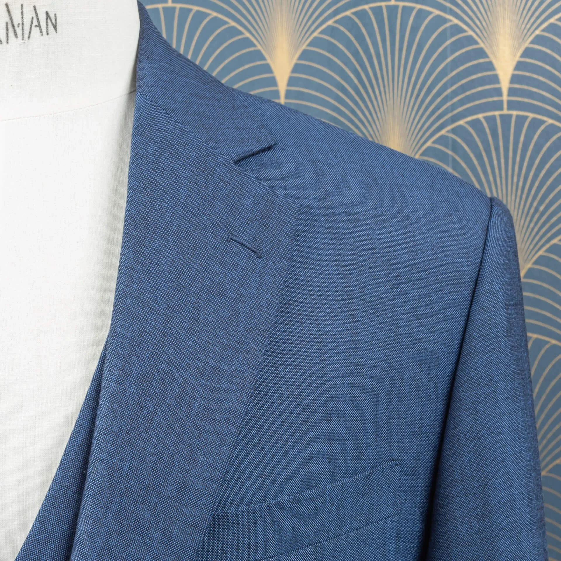 Close-up van notch revers en schouderlijn van blauw colbert in Crispaire zomerwol