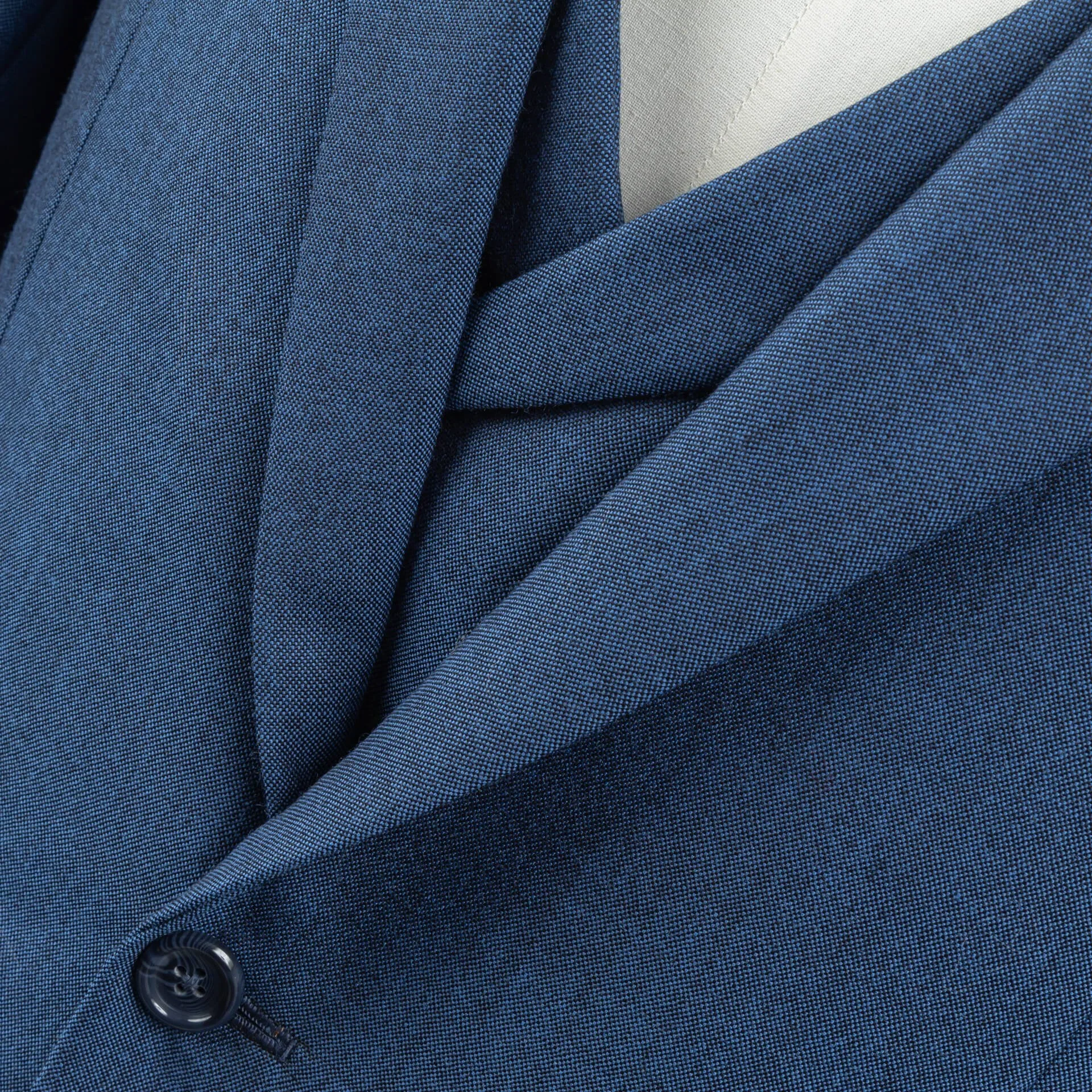 Detail van hoe de peak revers van het double-breasted gilet onder het notch revers colbert uitkomt