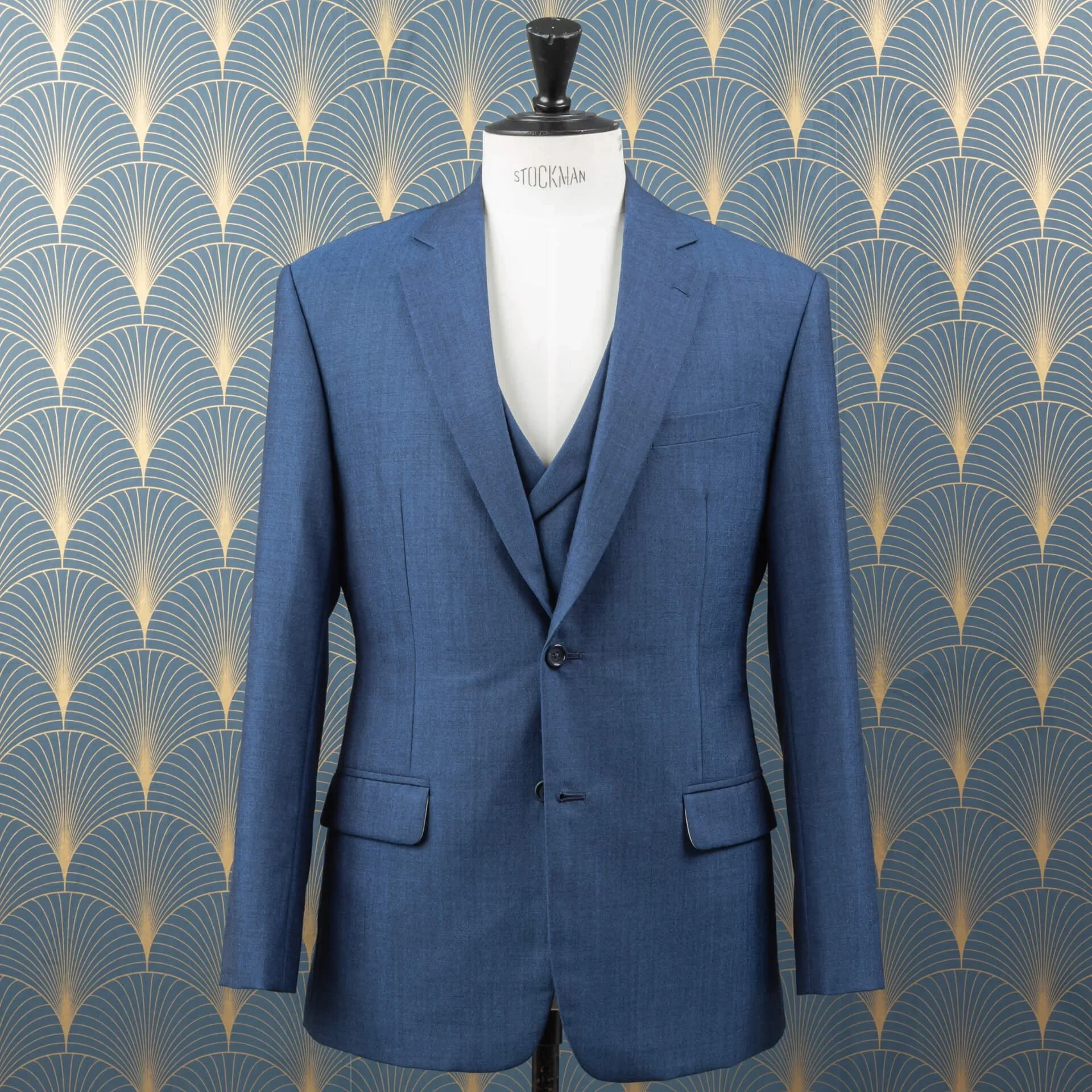 Volledig blauw driedelig trouwpak op maat met colbert, double-breasted gilet en rechte klepzakken