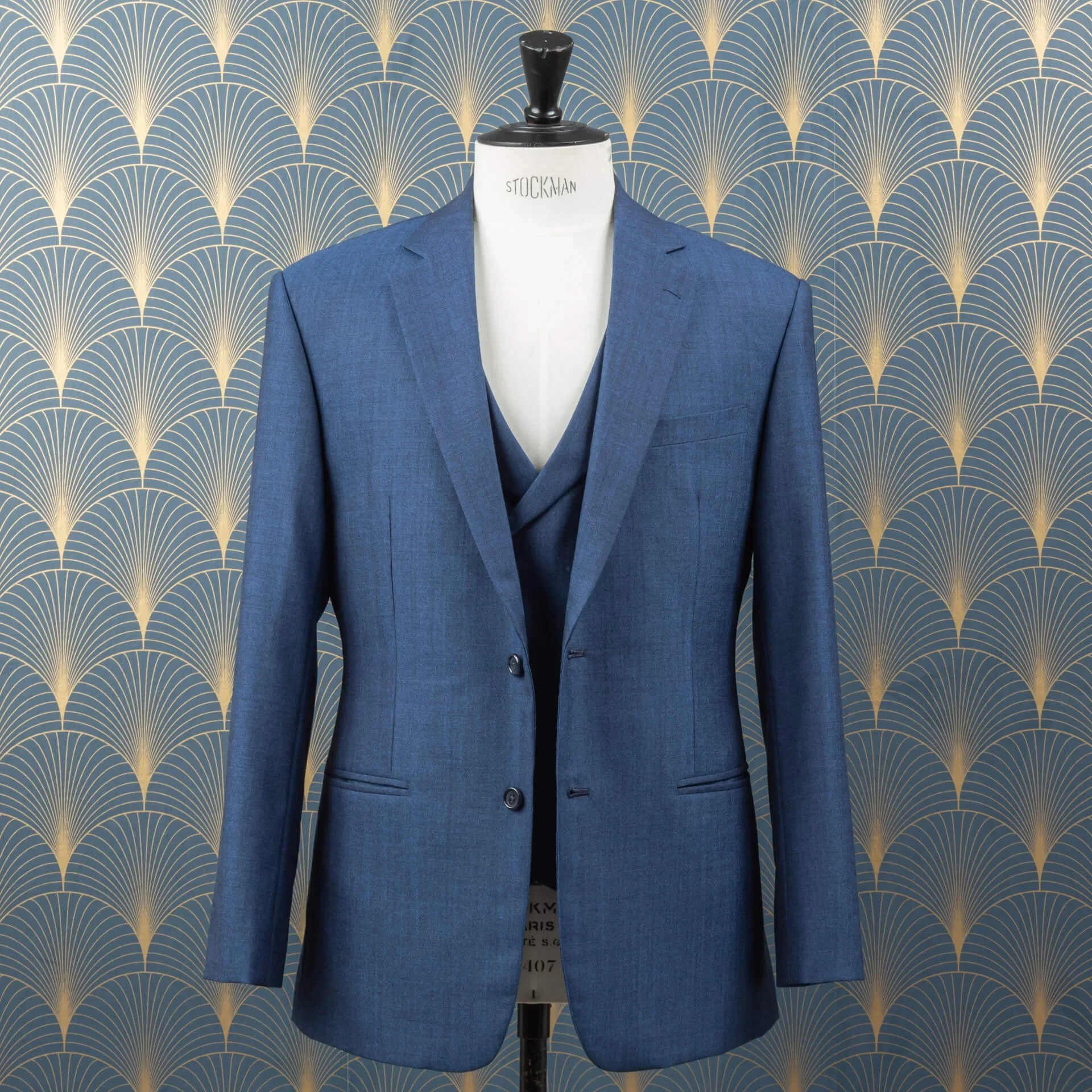 Blauw trouwpak met open colbert waardoor het double-breasted gilet met peak revers volledig zichtbaar is