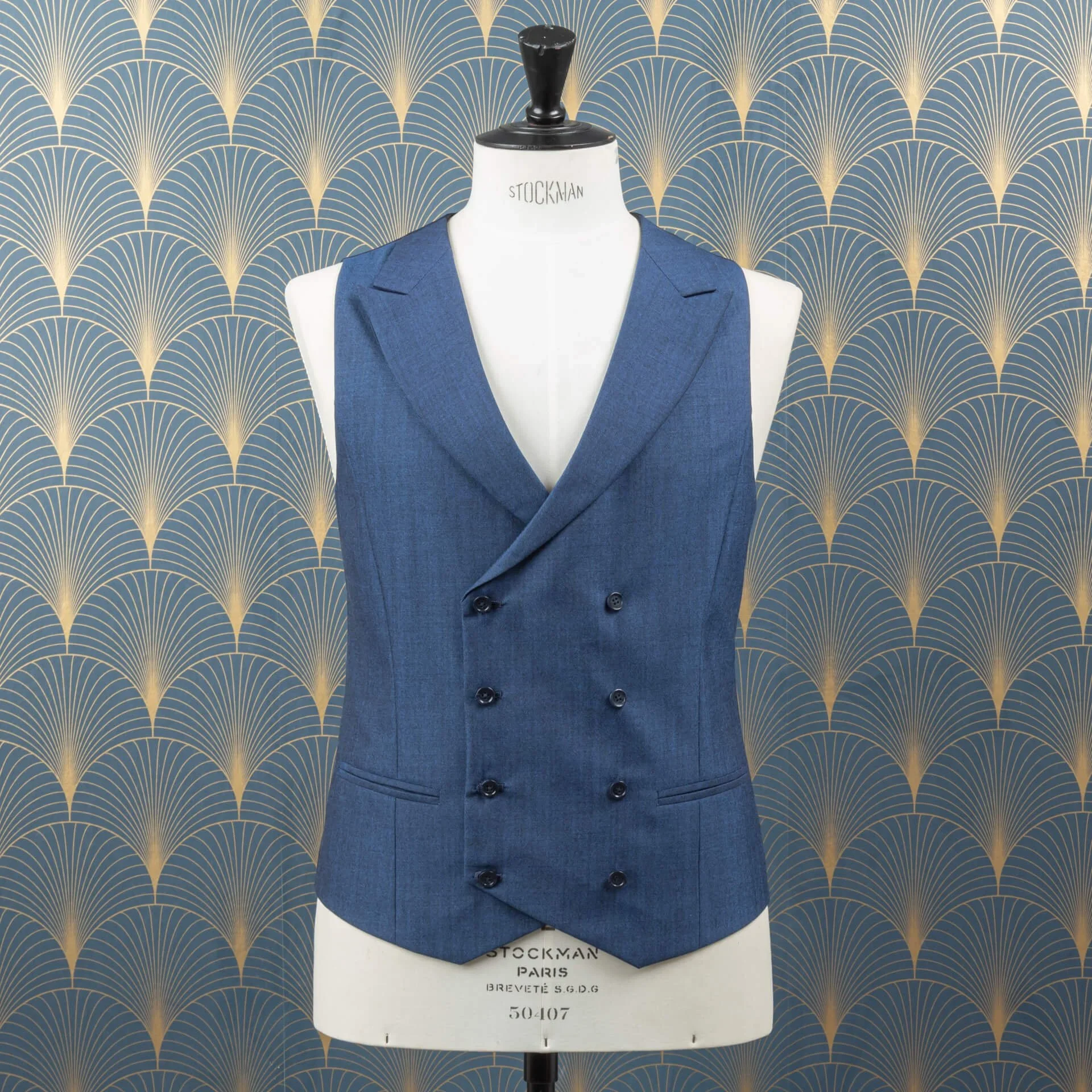 Blauw double-breasted gilet op maat met 4x2-knoopsluiting en peak revers in Crispaire wol