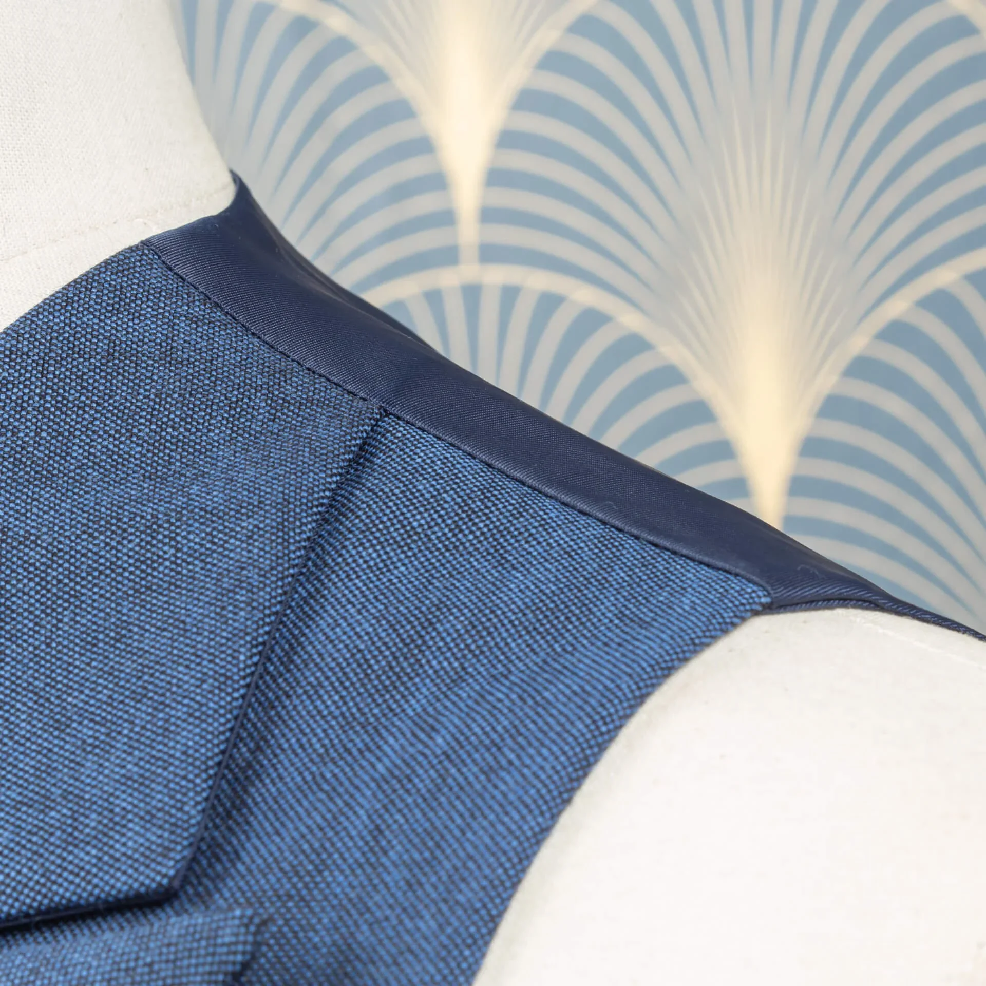 Close-up van schouderafwerking en armsgat van double-breasted gilet