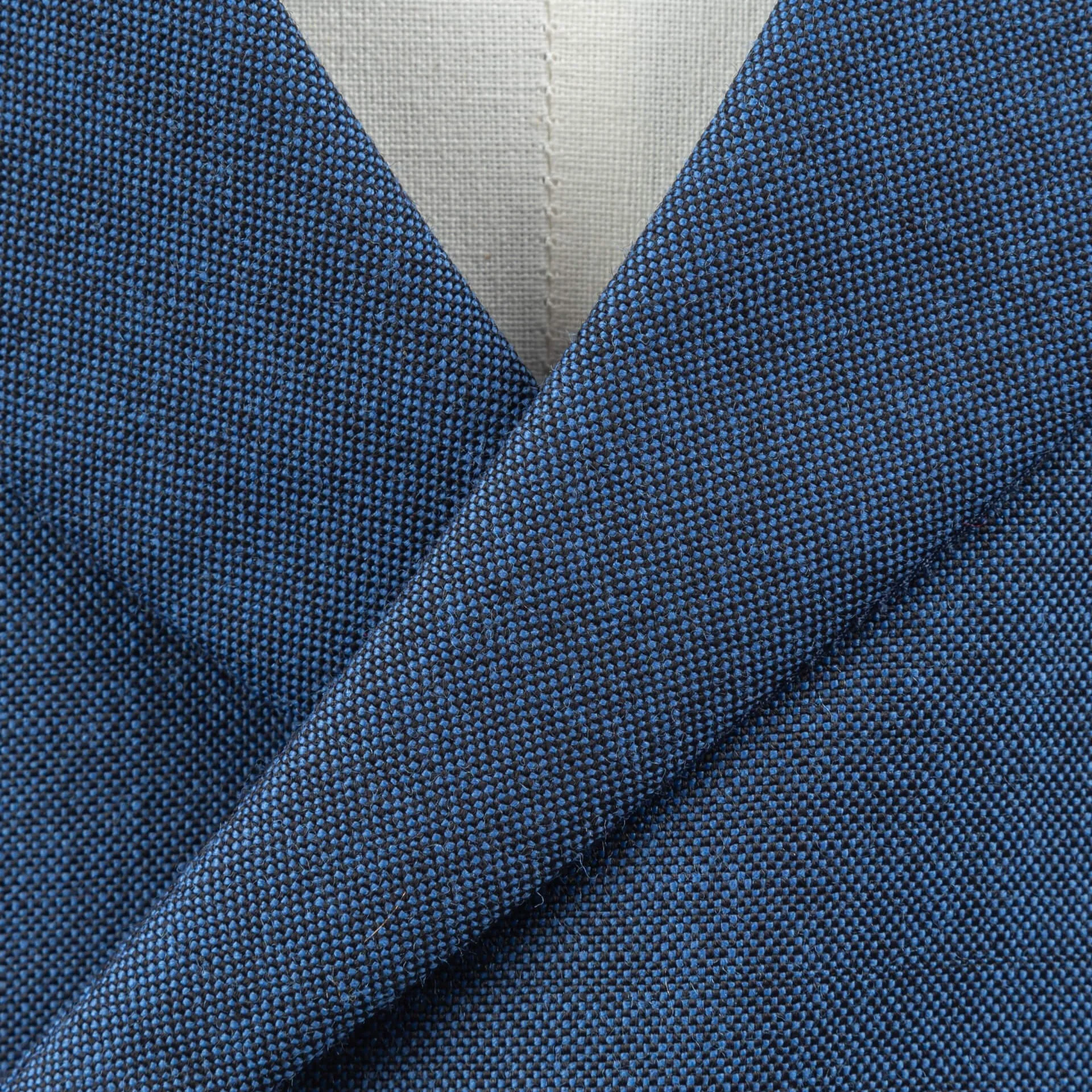 Close-up van peak revers en diepe V-hals van double-breasted gilet in blauw