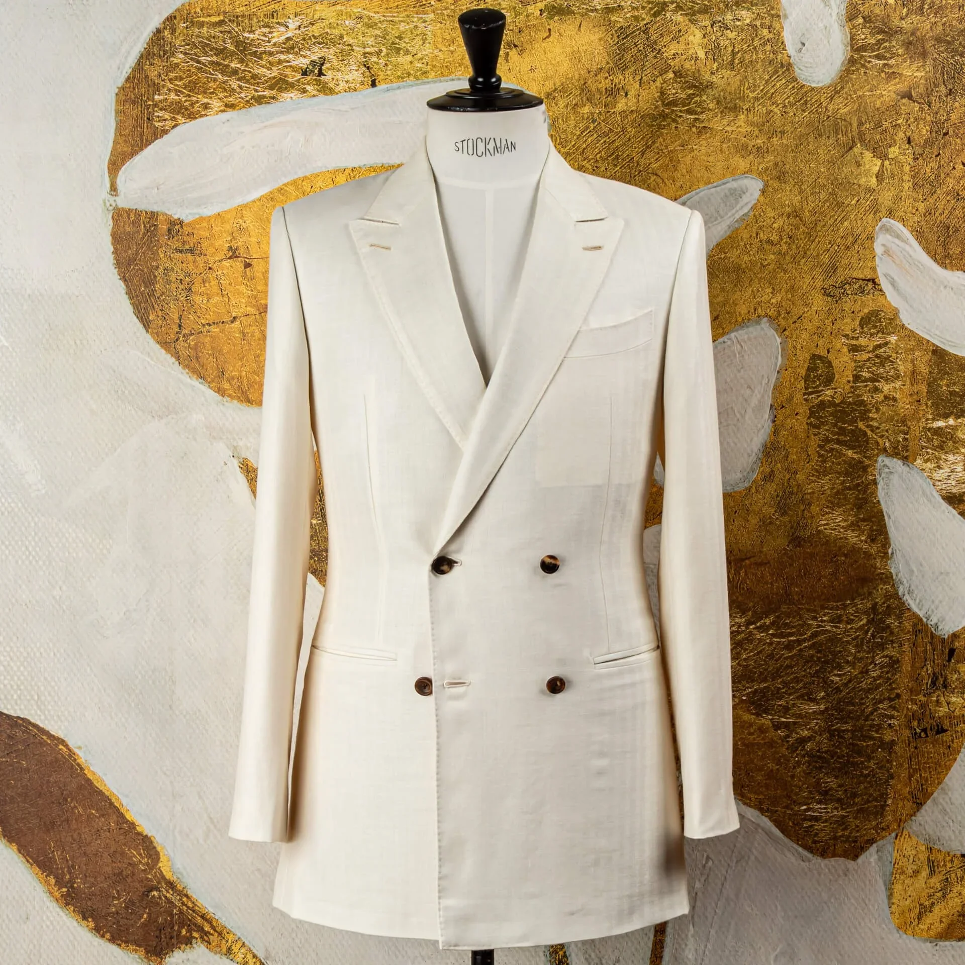 Off-white double-breasted trouwpak op maat in wol-linnen-zijde blend van Caccioppoli, met hoornen knopen, handgemaakt.