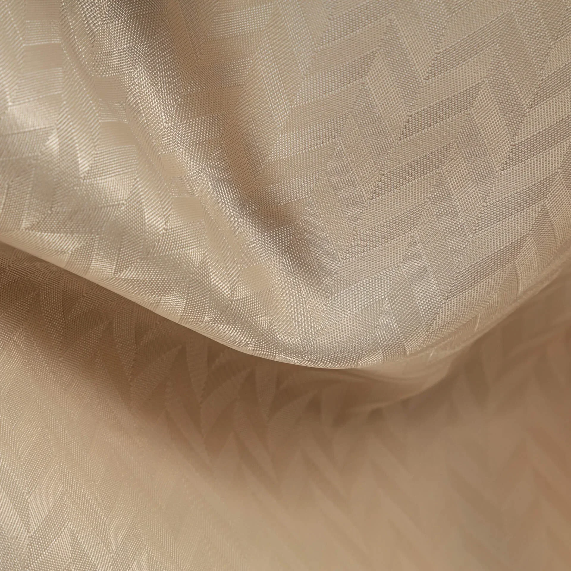 Close-up van de crème binnenvoering van een off-white double-breasted trouwpak in wol-linnen-zijde.