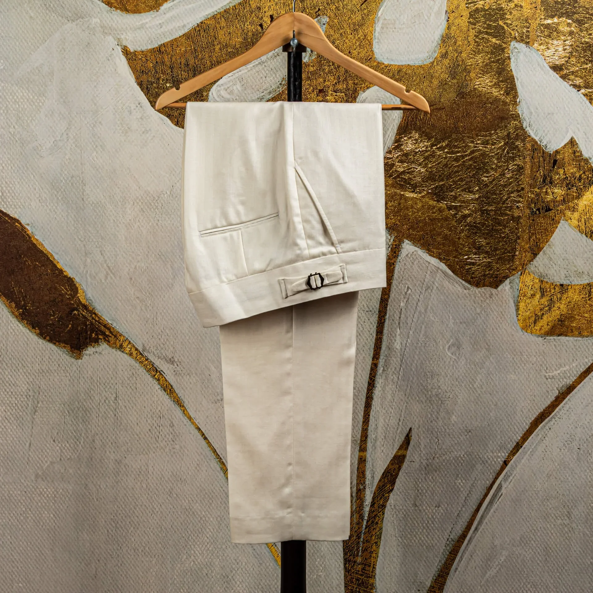 Vooraanzicht van een off-white pantalon op maat met side adjuster en dubbele knoopsluiting, behorend bij het double-breasted trouwpak.