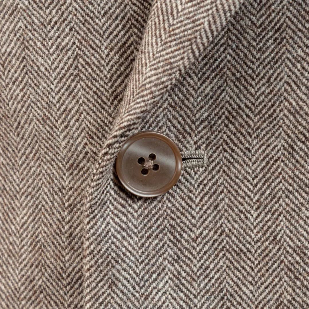 Corozo sluitknoop detail – double-breasted vintage trouwpak visgraat fawn op maat