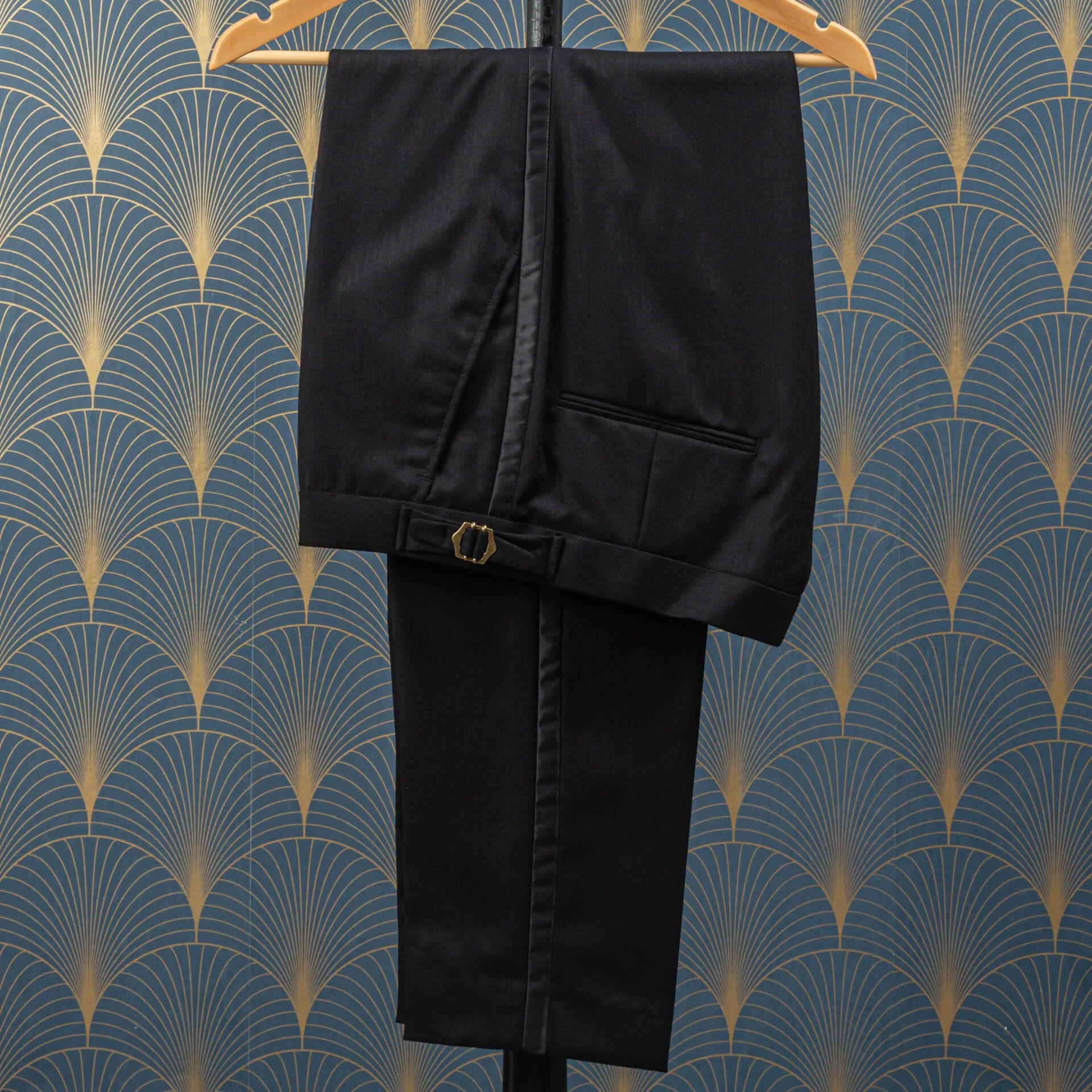 Volledige broek van een smoking voor het trouwen op maat in zwarte visgraat met side buckle en satijnen bies, Super 100's wol en cashmere Holland & Sherry Cape Horn