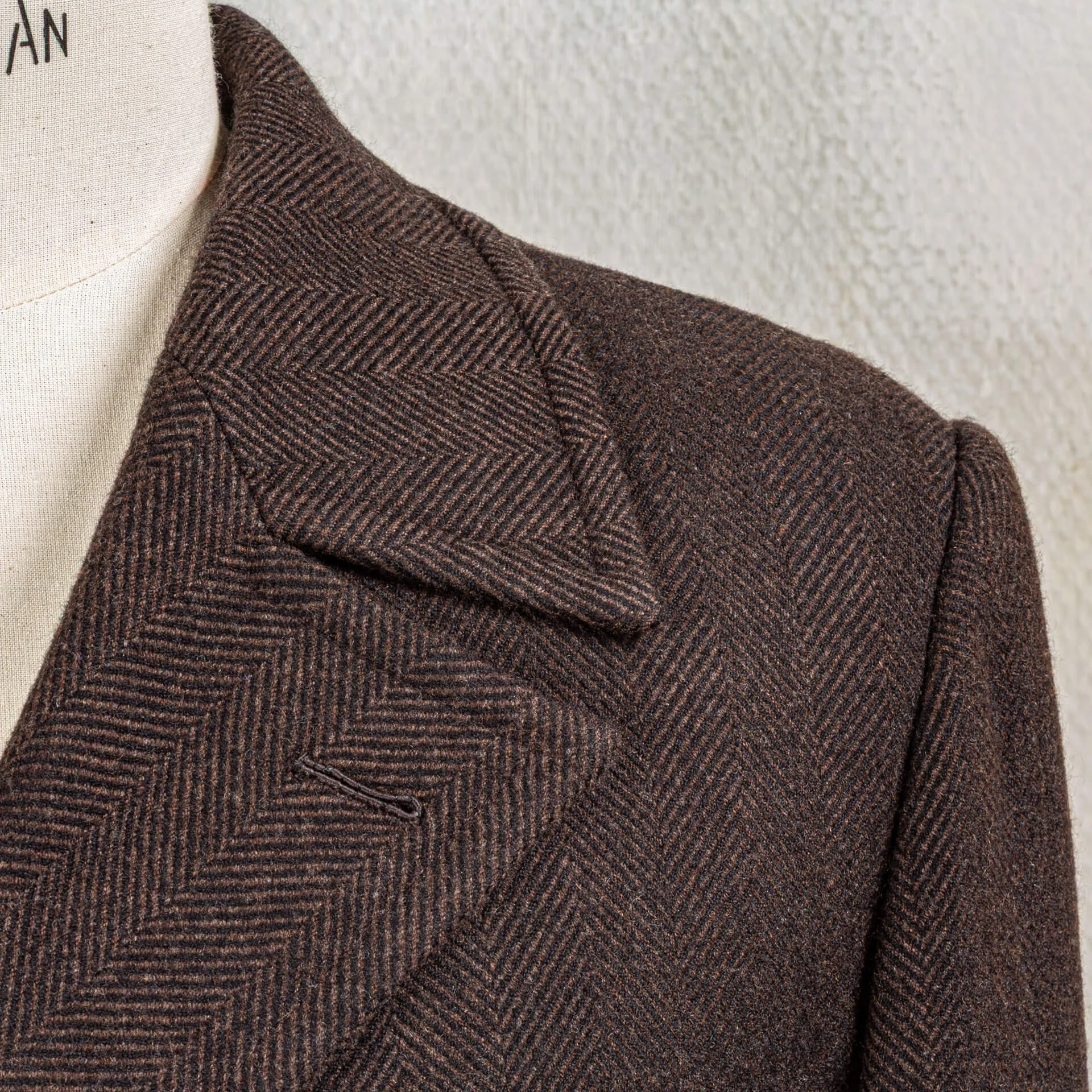 chocolate-brown-herringbone-wol-kasjmier-revers-schouder-milanees-knoopsgat-peacoat-op-maat.jpg