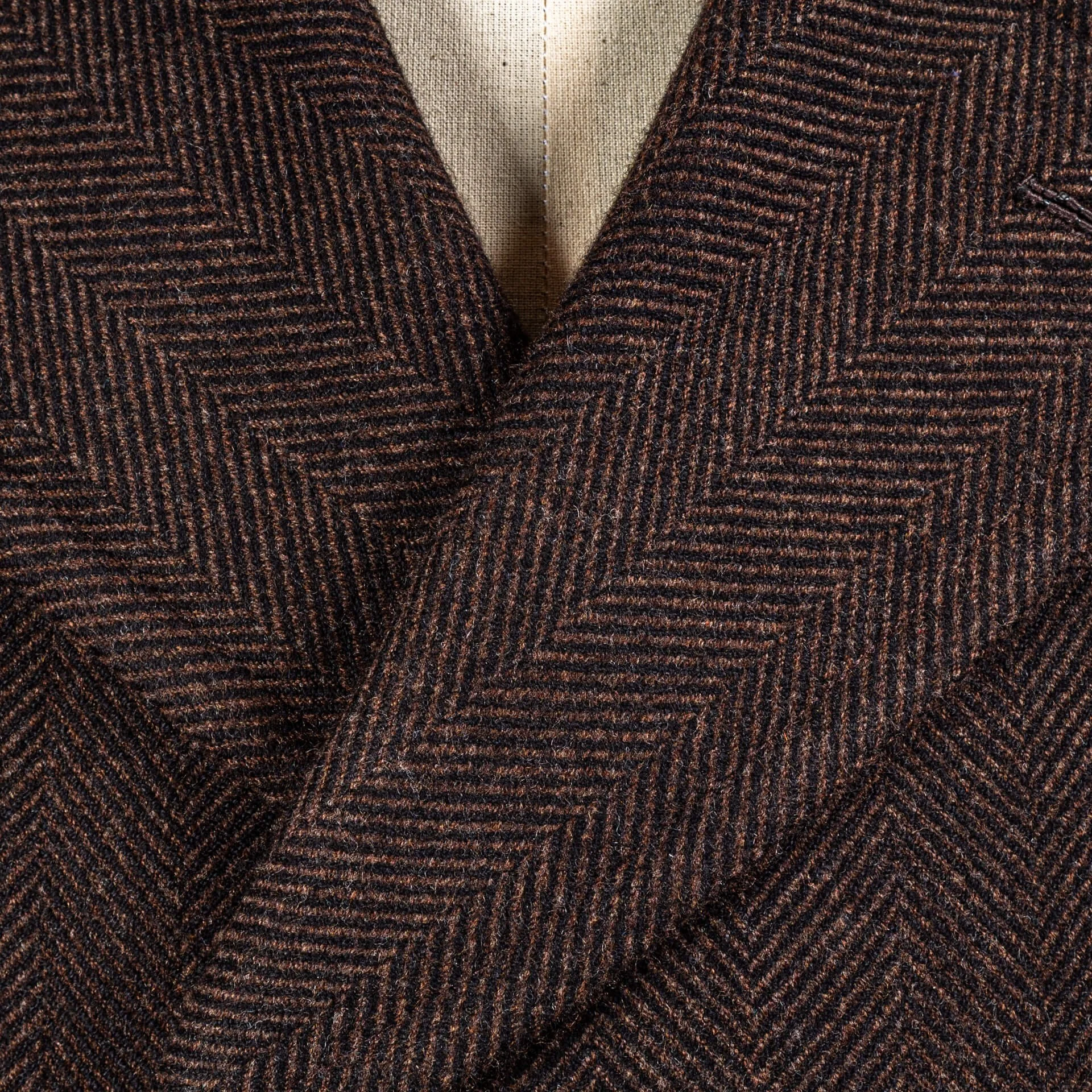 Overlap peacoat revers met swelled edge herringbone close-up