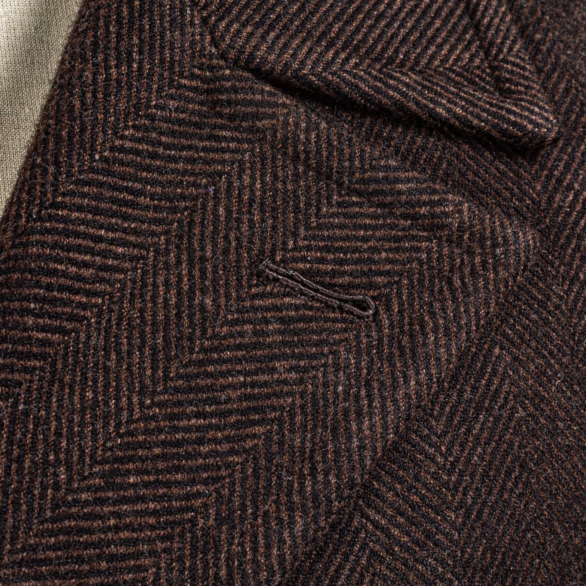 Peacoat revers met swelled edge in chocolate brown herringbone