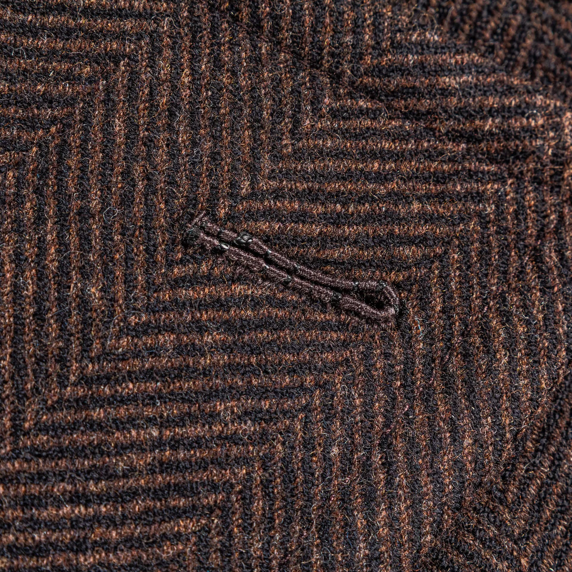 Handgestikt Milanees knoopsgat op herringbone peacoat revers