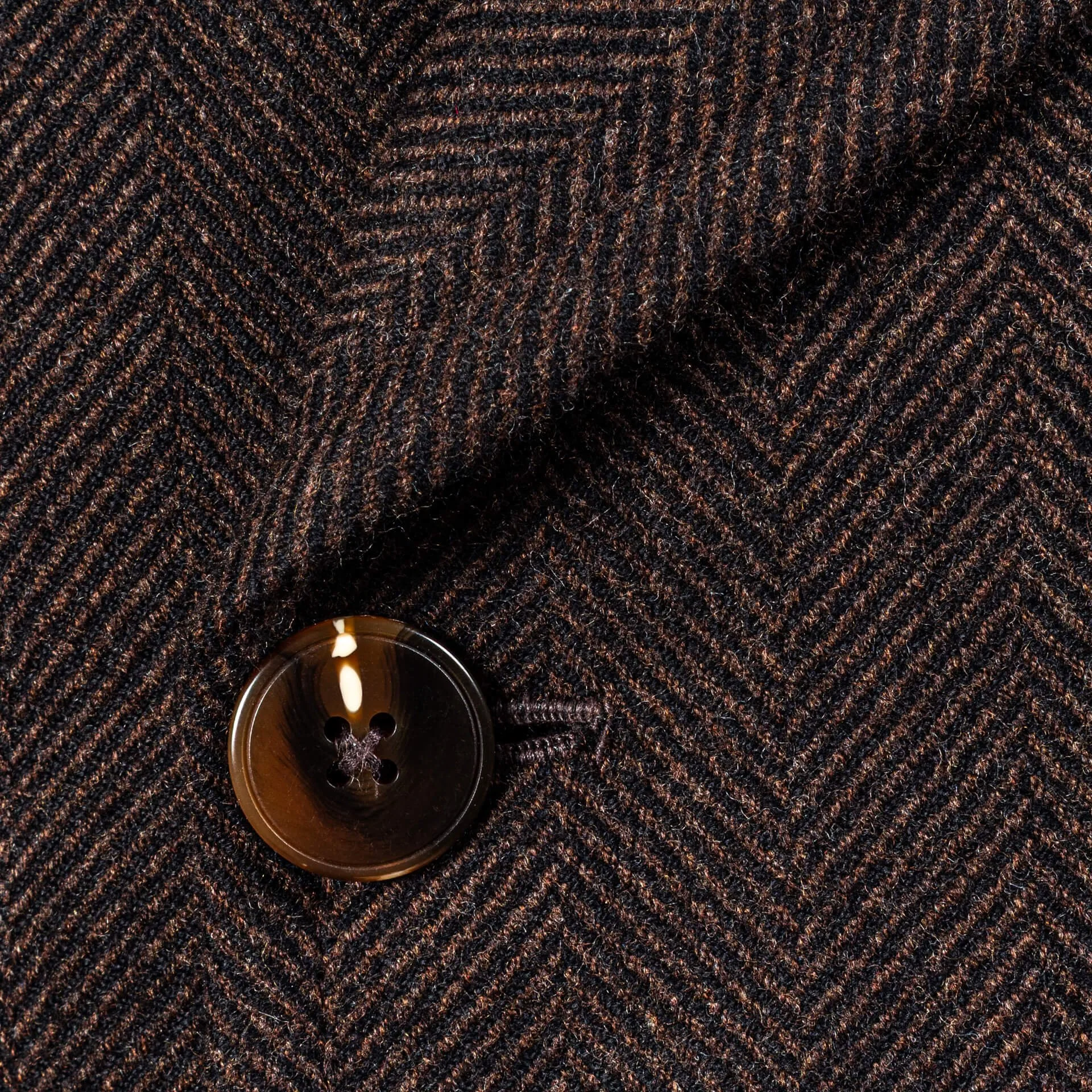 Hoornen knoop op chocolate brown herringbone peacoat close-up