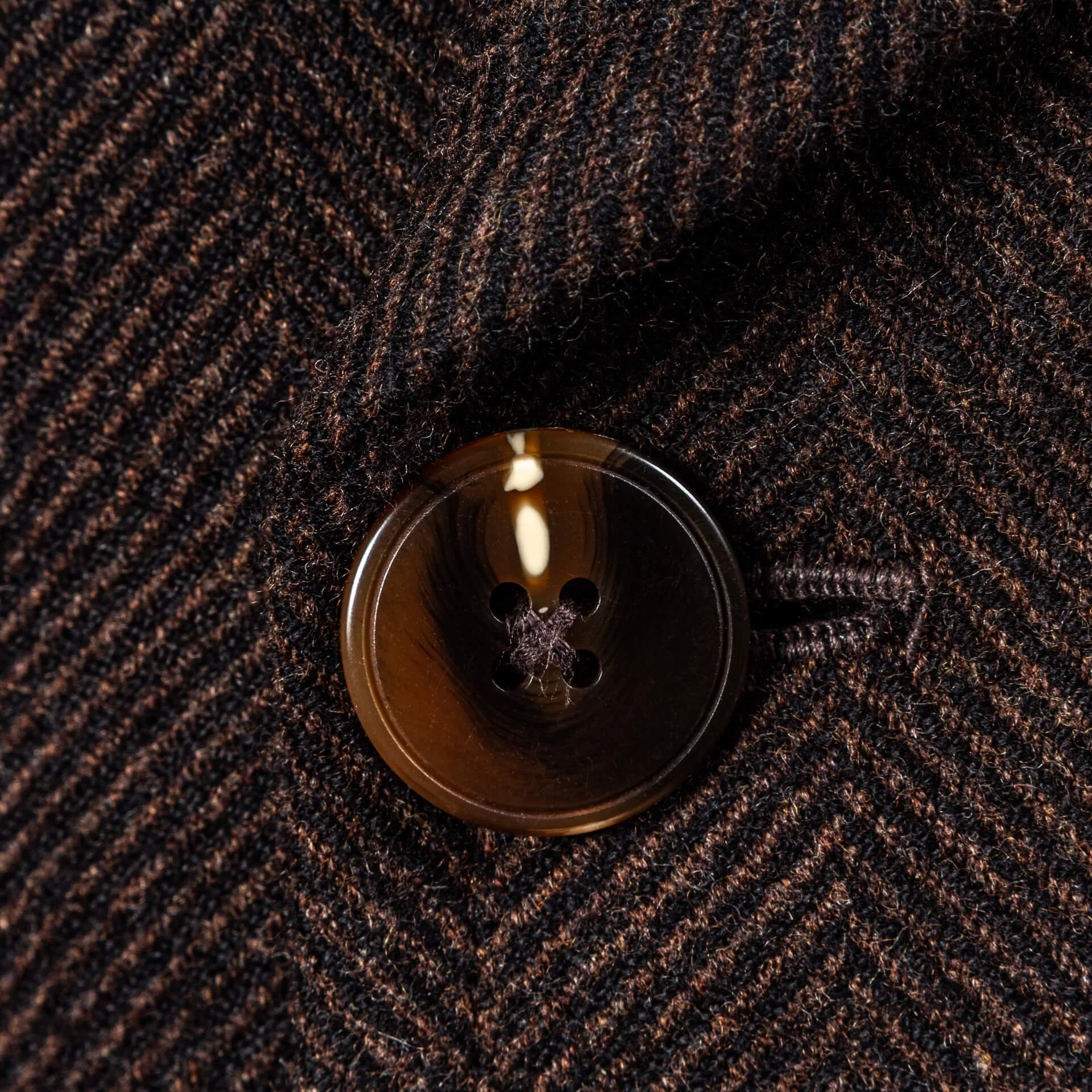 chocolate-brown-herringbone-wol-kasjmier-hoornen-knoop-macro-peacoat-op-maat.jpg