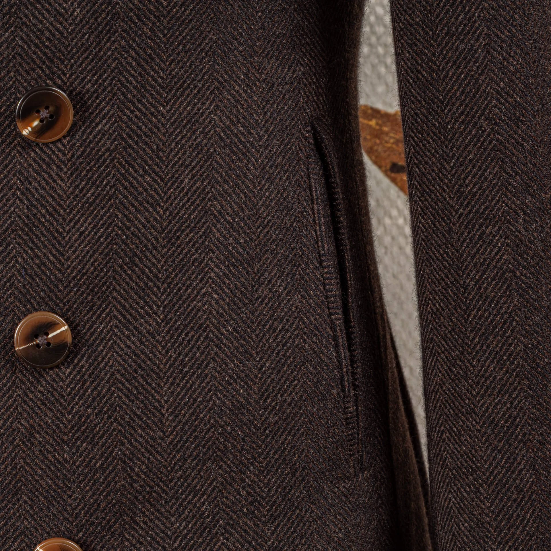 chocolate-brown-Paspelzak en hoornen knopen herringbone peacoat close-up-wol-kasjmier-paspelzak-hoornen-knopen-detail-peacoat-op-maat.jpg