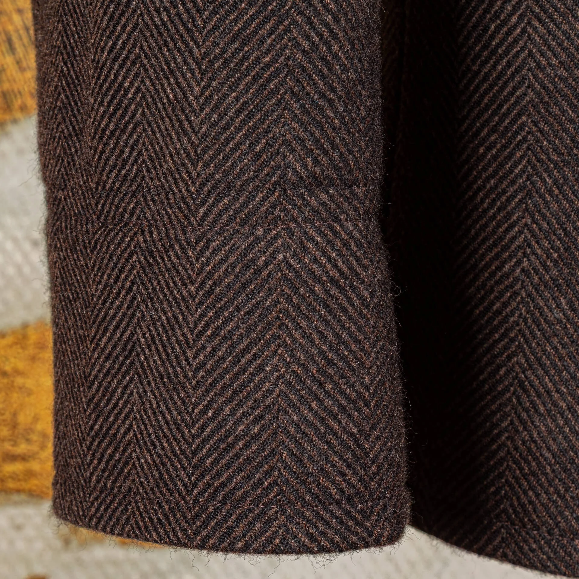 Mouw zonder manchetknopen herringbone peacoat close-up