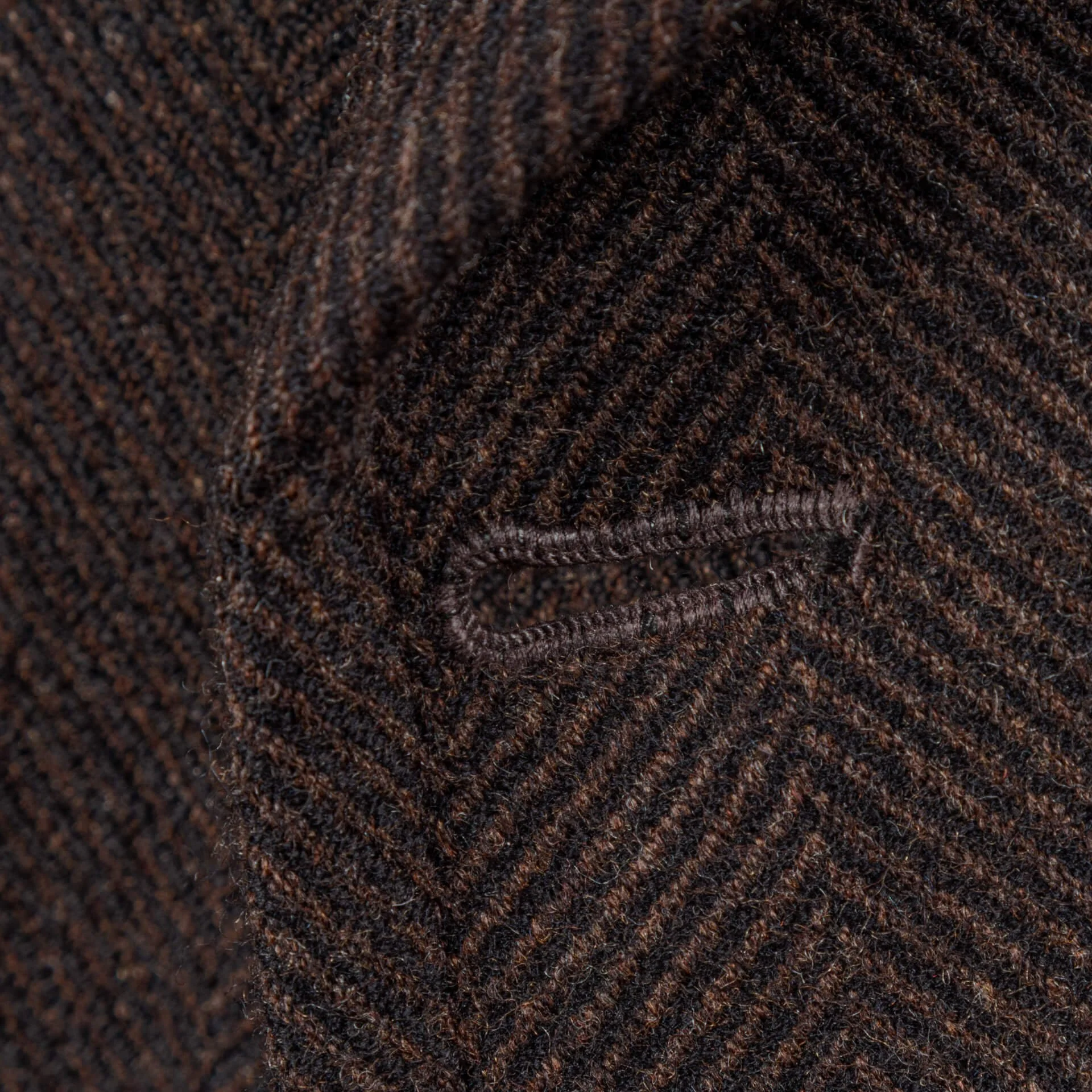 Handgestikt knoopsgat binnenkant herringbone peacoat