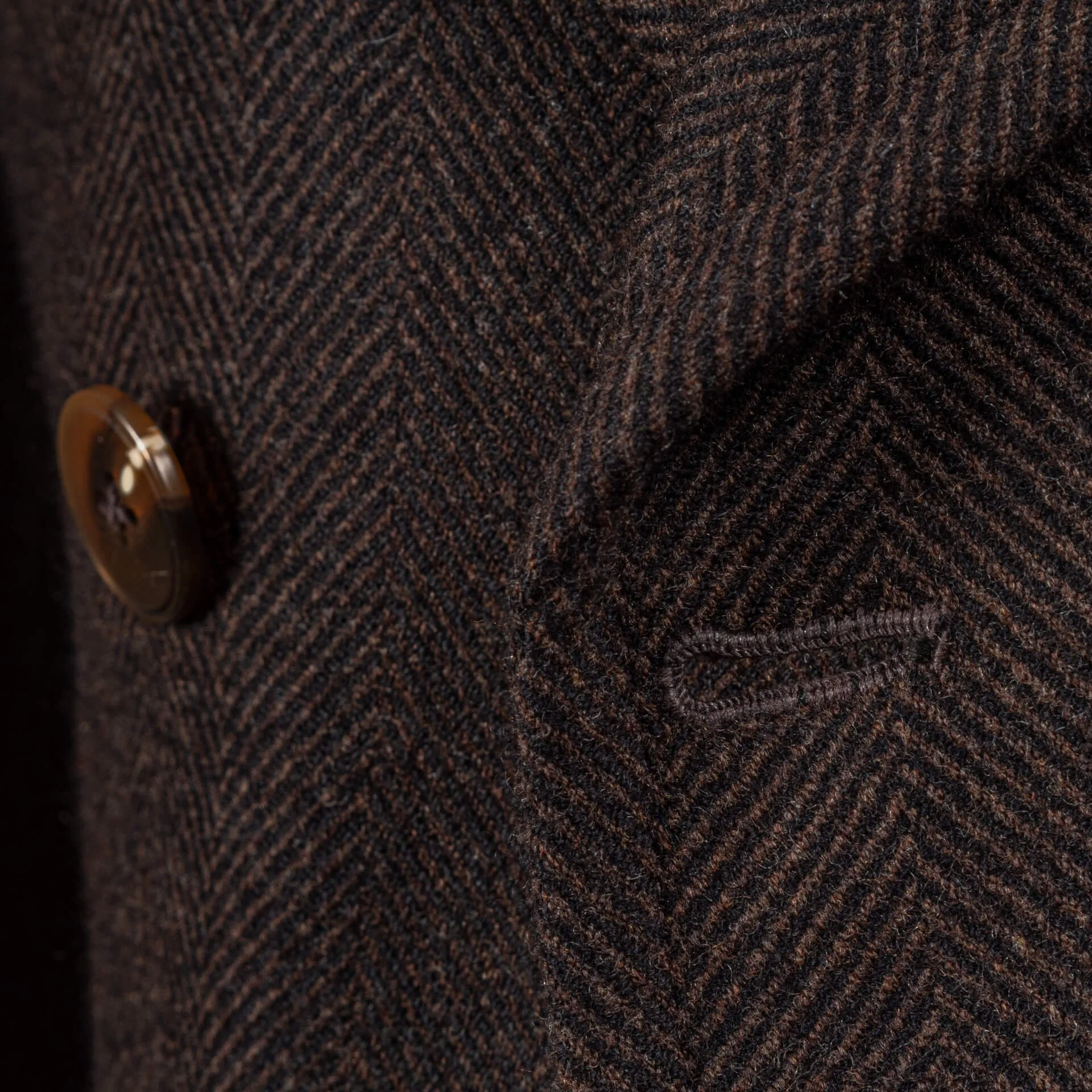 Hoornen knoop en knoopsgat binnenkant herringbone peacoat