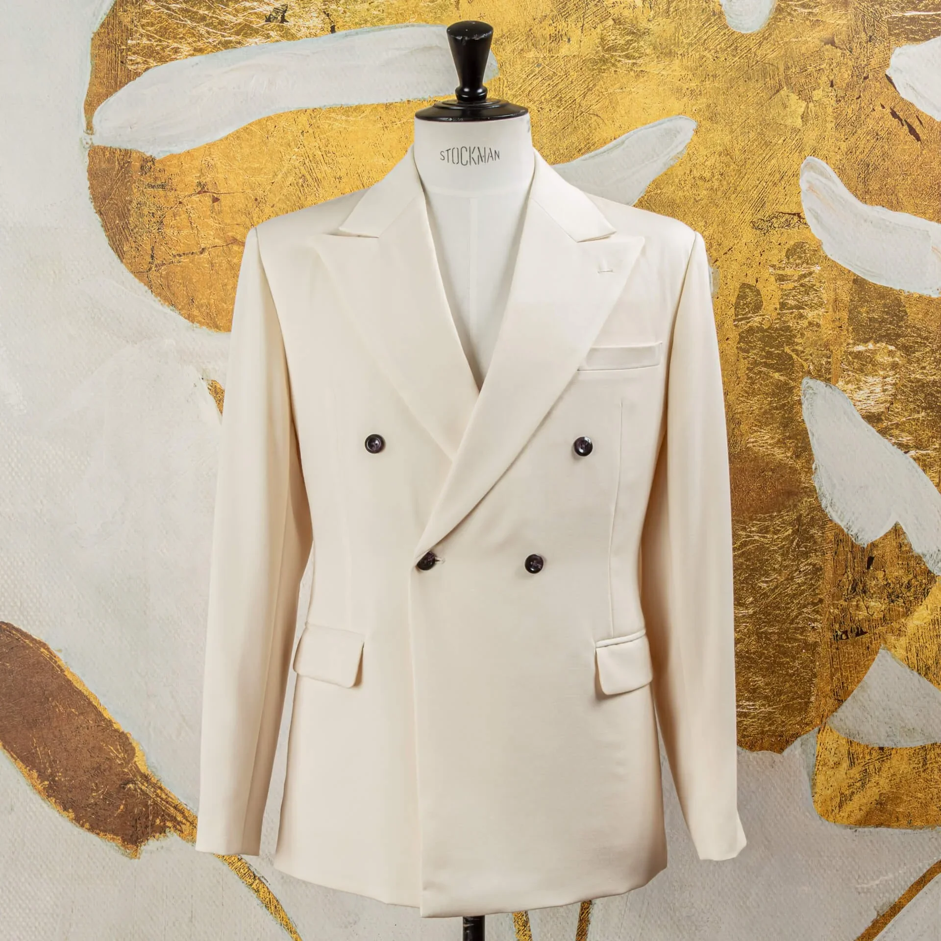 Frontaal aanzicht van een wit 4x1 double-breasted jasje in barathea met peak lapels, donkere knopen met paarse nerf, borstzak en rechte zakken met klep, trouwpak op maat in Holland & Sherry Black Tie barathea van 370 gram