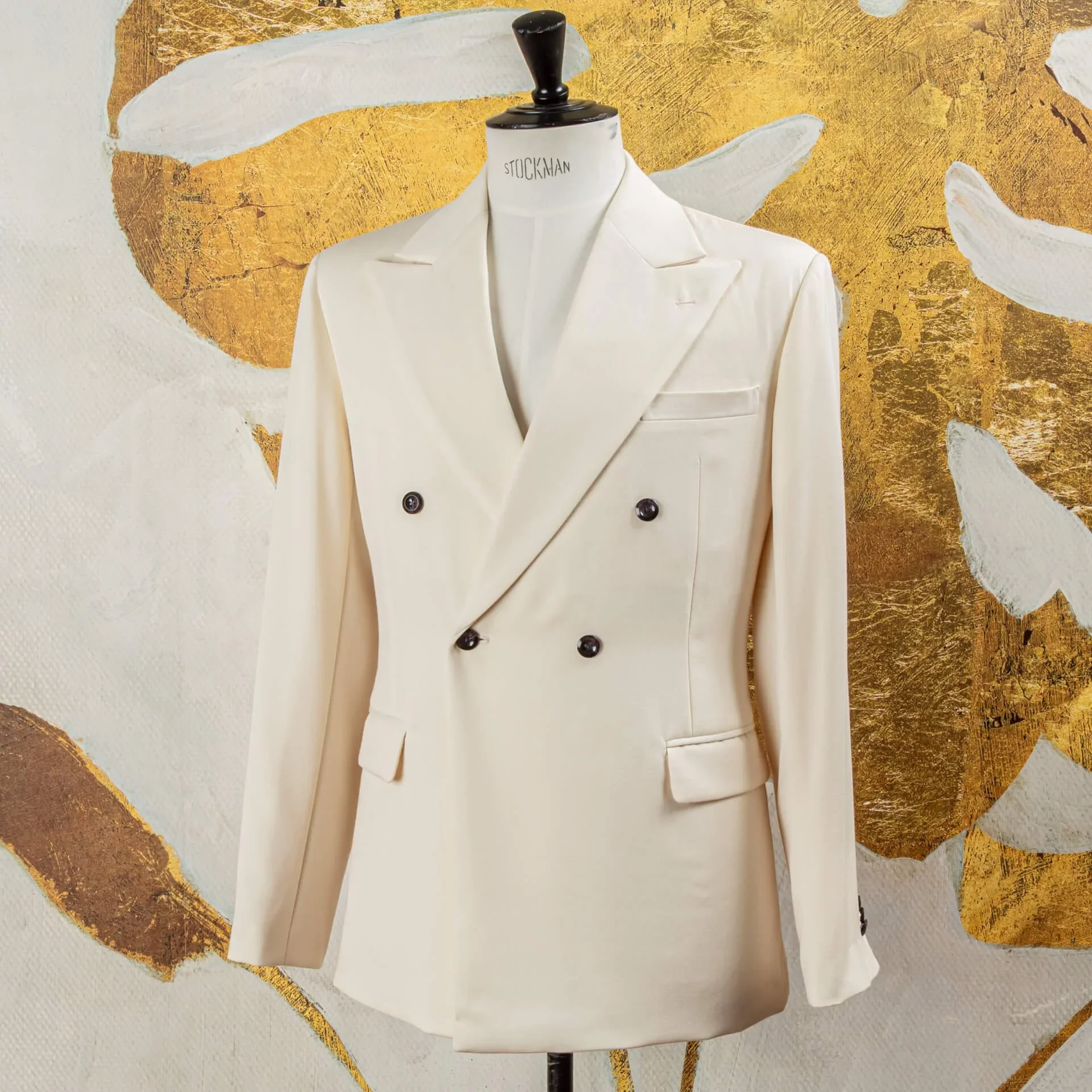 Driekwart aanzicht van een wit 4x1 double-breasted jasje in barathea met peak lapels, donkere knopen met paarse nerf, borstzak en rechte zakken met klep, trouwpak op maat in Holland & Sherry Black Tie barathea van 370 gram