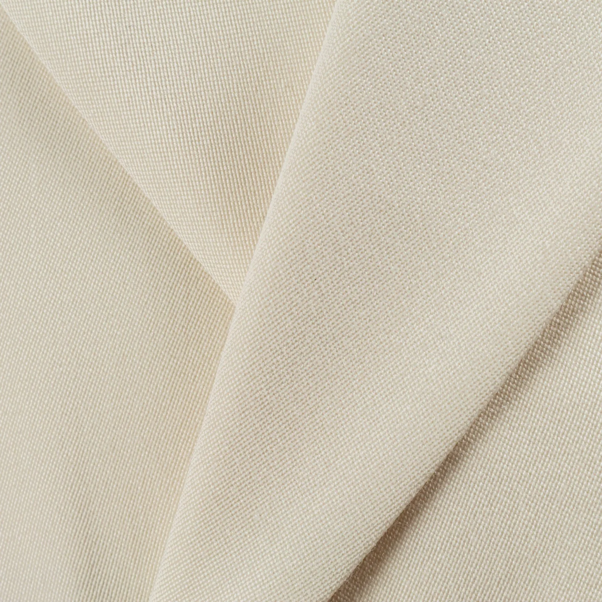 Close-up van de revers over elkaar van een wit 4x1 double-breasted jasje in barathea met korrelige stofstructuur, trouwpak op maat in Holland & Sherry Black Tie barathea van 370 gram