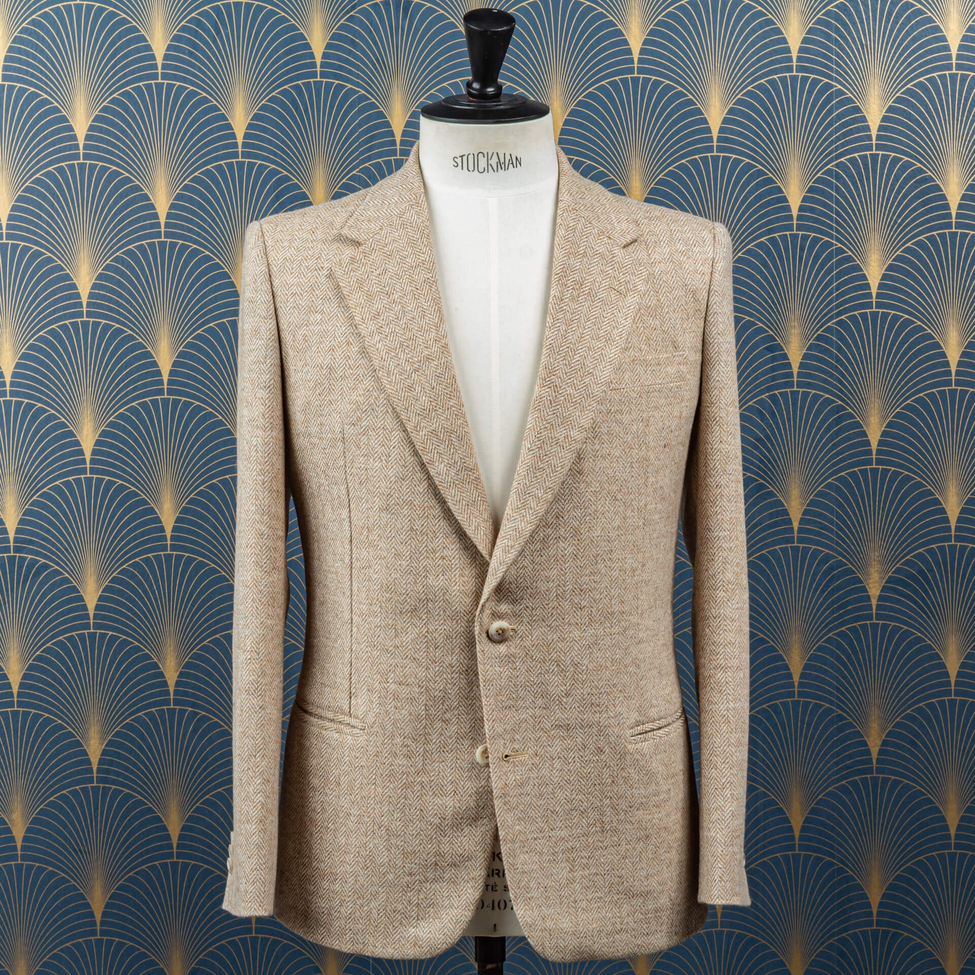 Zandkleurig tweed colbert met lichtgrijze pantalon - Holland &amp; Sherry